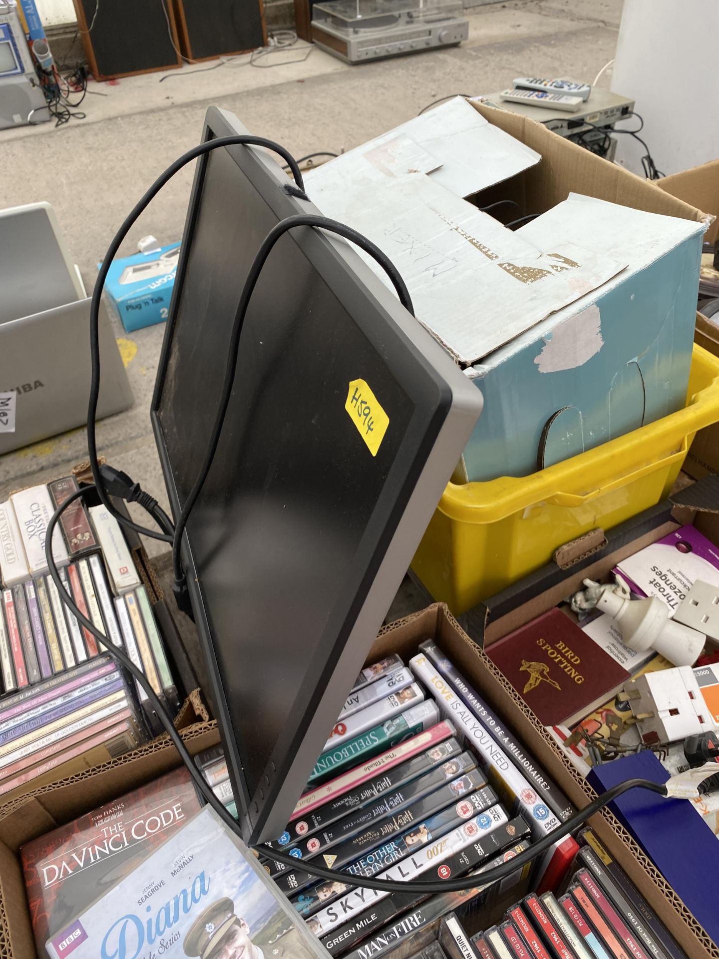 AN ASSORTMENT OF HOUSEHOLD CLEARANCE ITEMS TO INCLUDE CDS AND A MONITOR ETC - Bild 4 aus 4