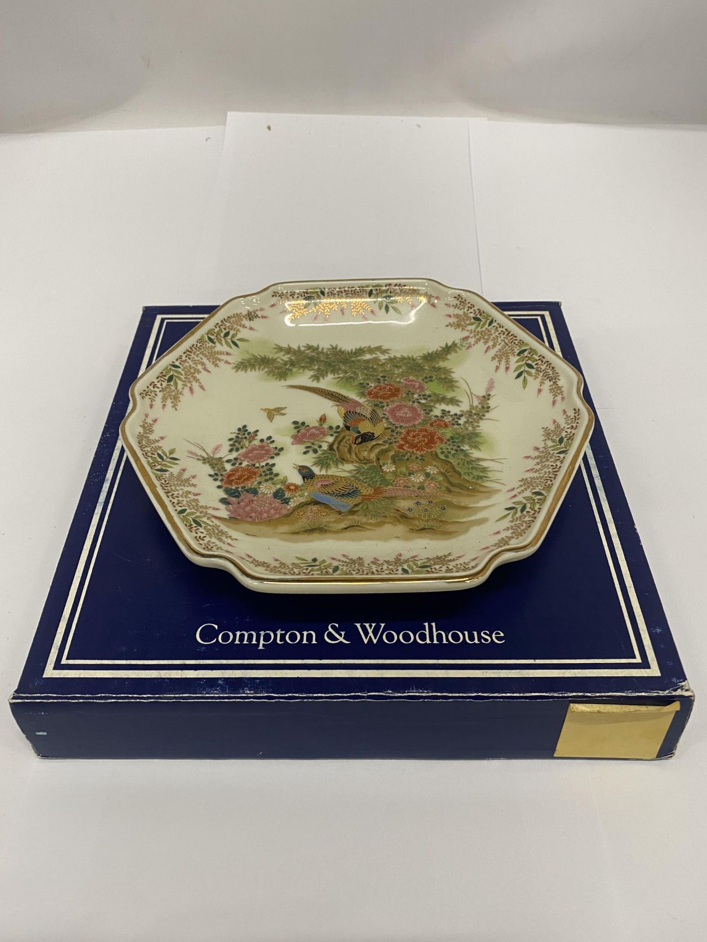 A BOXED COMPTON AND WOODHOUSE ORIENTAL PLATE WITH MARKS TO THE BACK