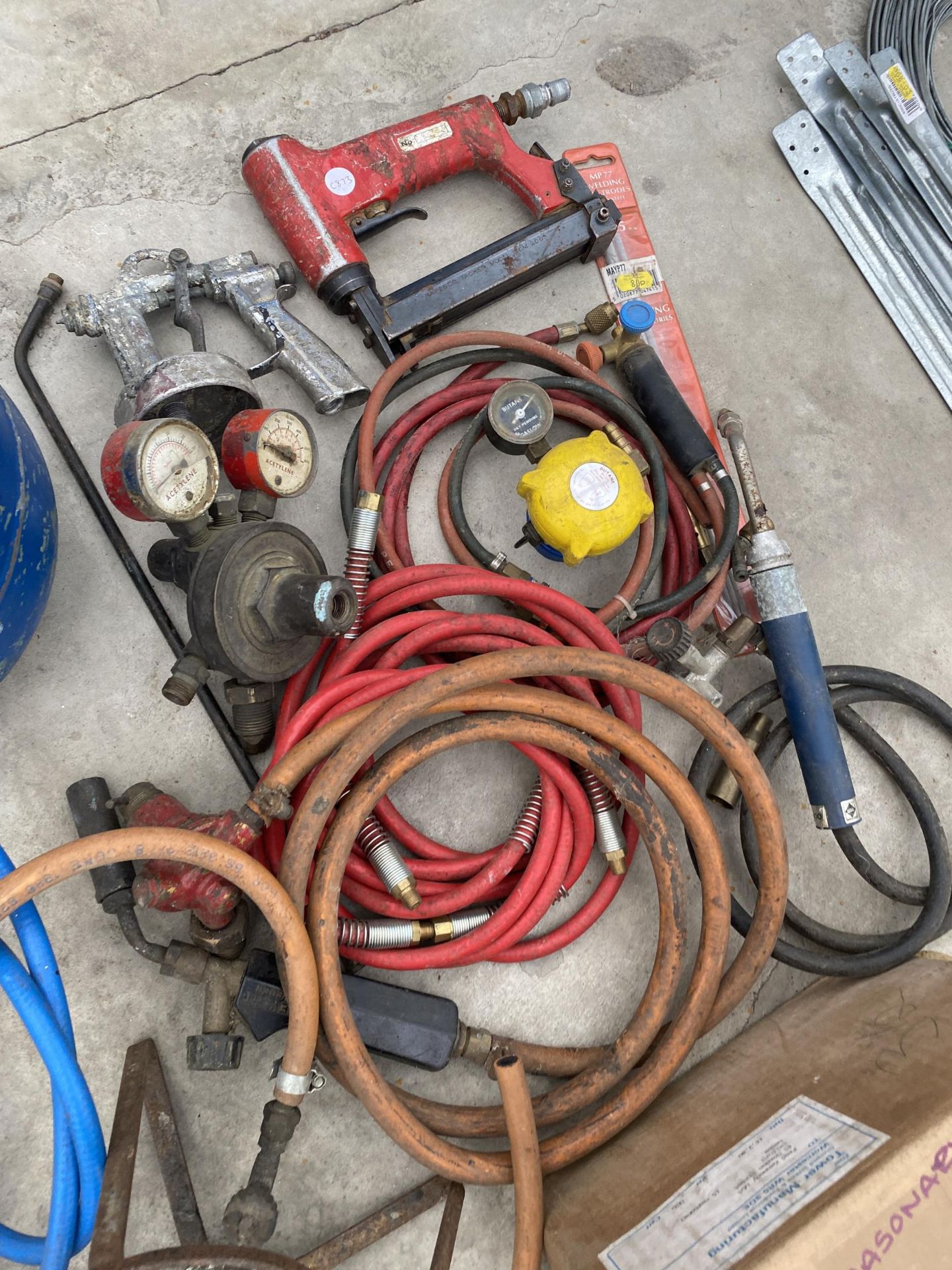 AN ASSORTMENT OF TOOLS TO INCLUDE CUTTING PIPES, PRESSURE GAUGE AND COMPRESSOR FITTINGS ETC - Image 2 of 2