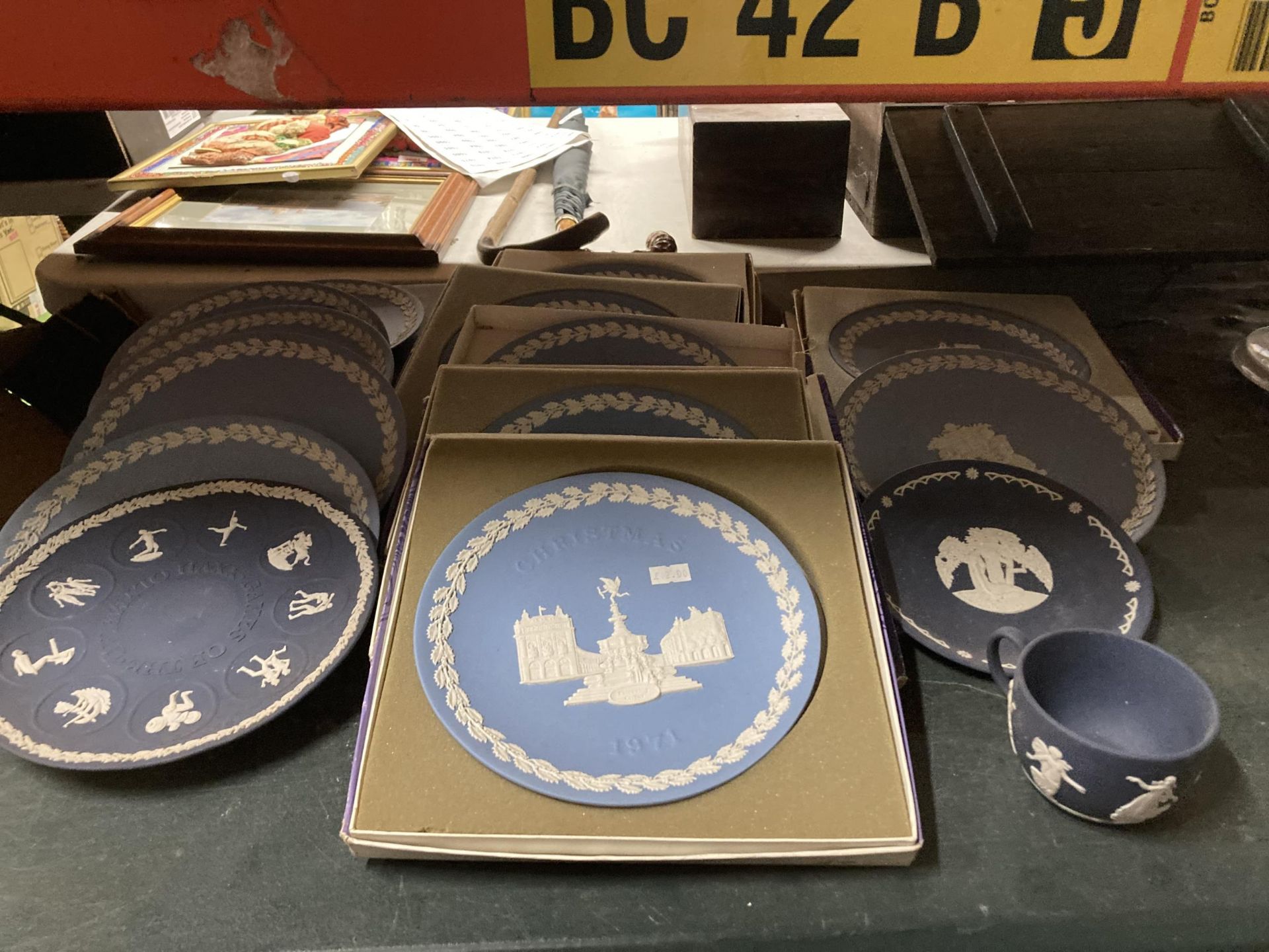 A COLLECTION OF WEDGWOOD JASPERWARE PLATES TO INCLUDE BOXED EXAMPLES, NAVY OLYMPIC GAMES PLATE ETC