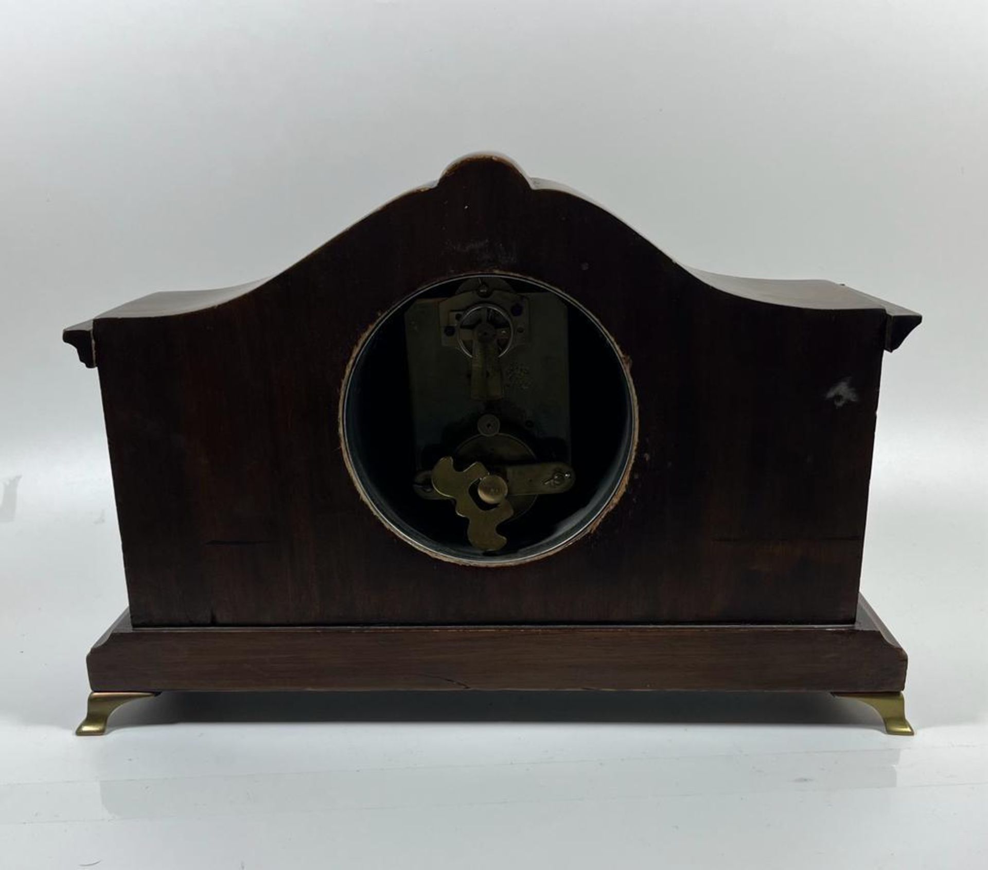 A MAHOGANY MANTLE CLOCK WITH BRASS COLUMNS AND FEET WITH JAPE FRERES MOVEMENT, 19 X 28 CM - Image 2 of 7