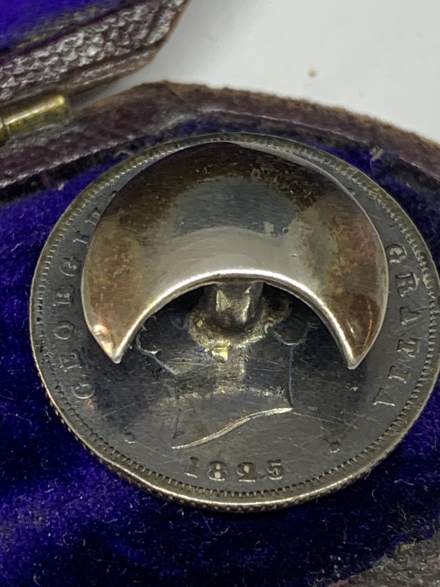 A PAIR OF GEORGE IV SHILLING CUFF LINKS IN ORIGINAL PRESENTATION BOX - Image 3 of 4
