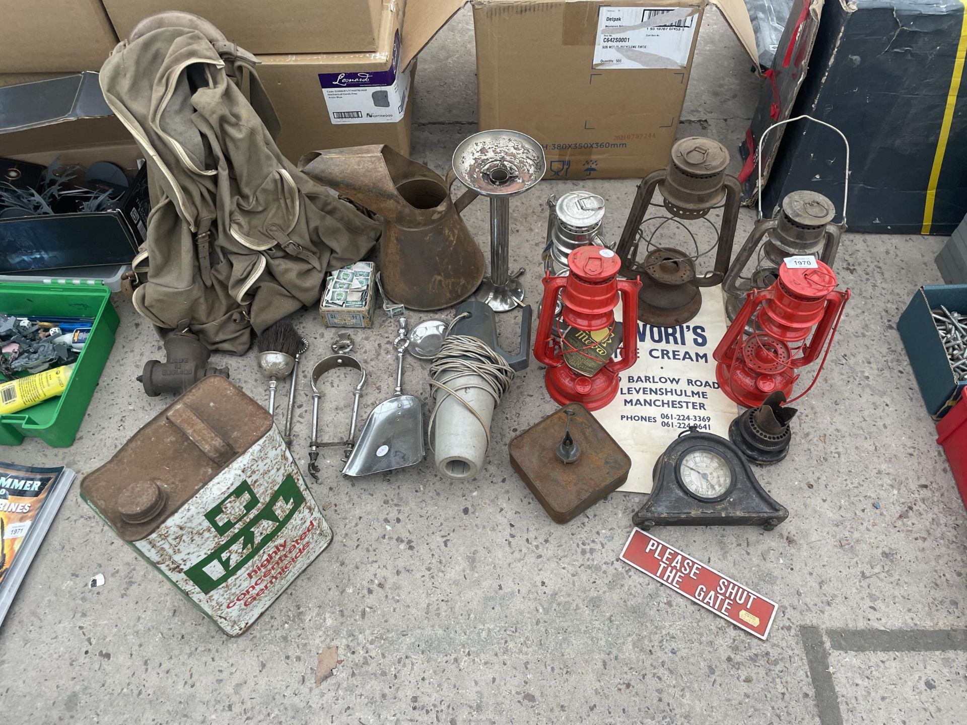 AN ASSORTMENT OF ITEMS TO INCLUDE COMPANION ITEMS, AN OIL JUG AND OIL LANTERNS ETC
