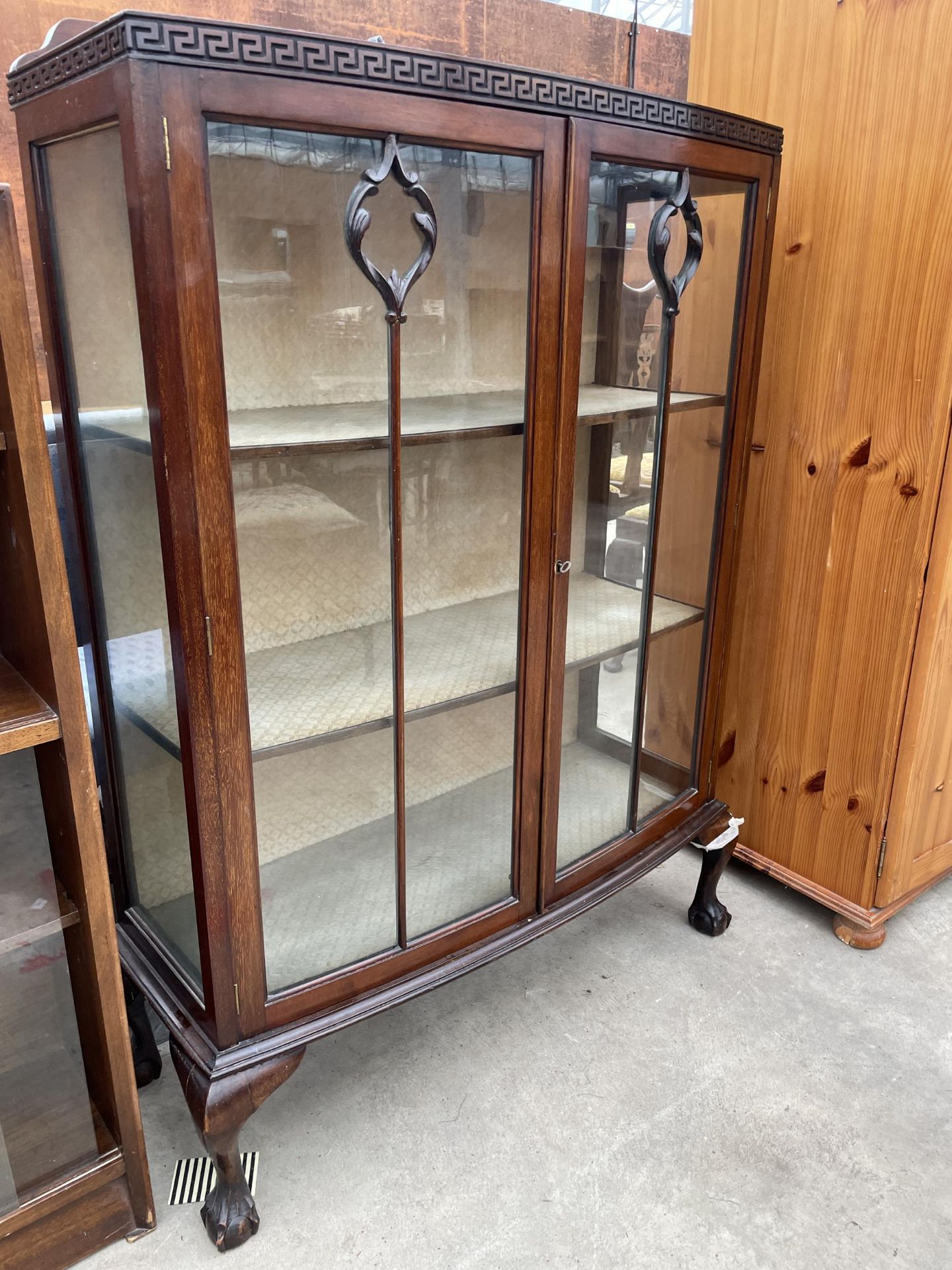 AN EARLY 20TH CENTURY MAHOGANY TWO DOOR GLASS DISPLAY CABINET WITH GREEK KEY CARVING, ON CABRIOLE - Image 2 of 4