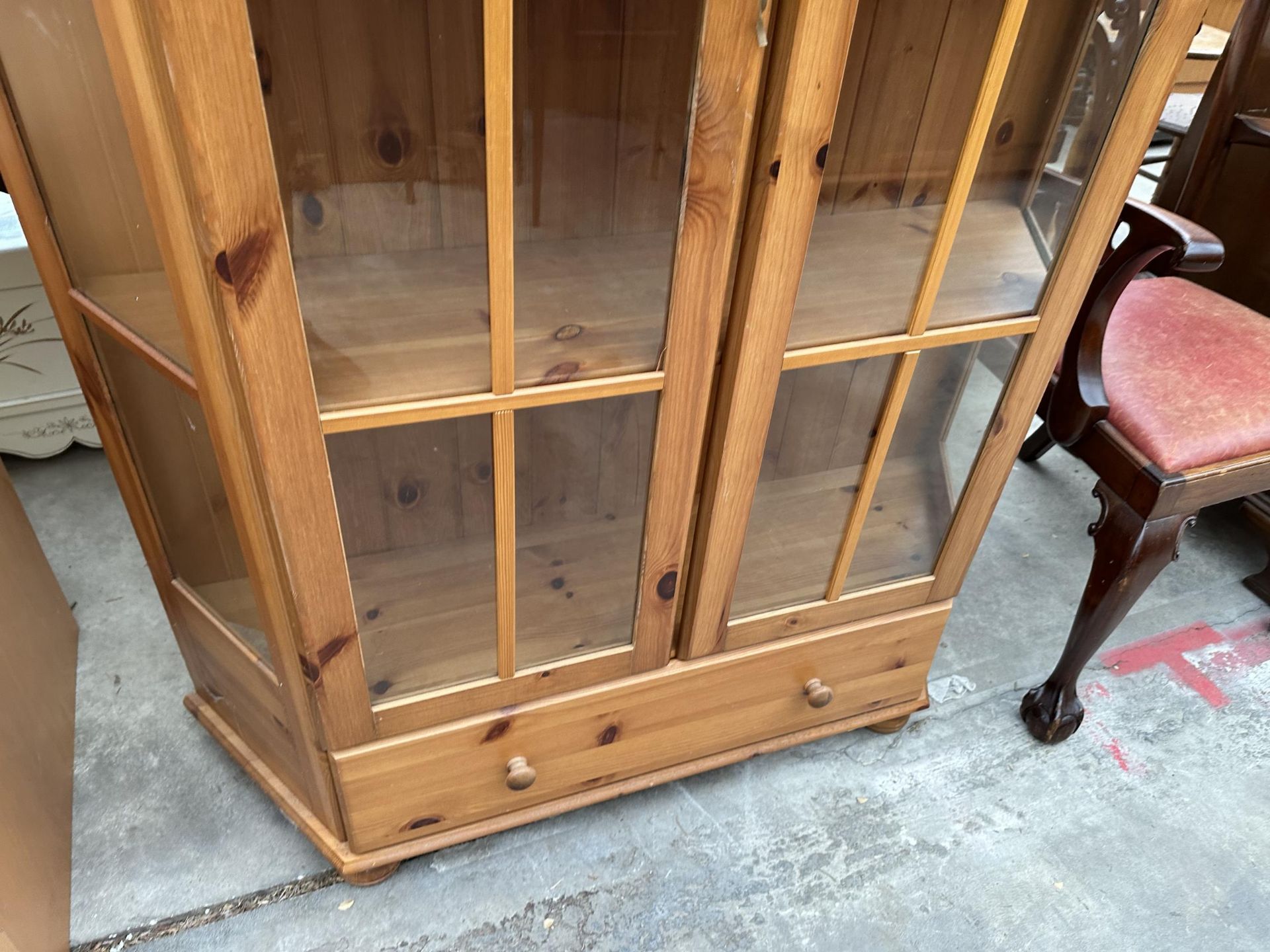 A MODERN PINE GLAZED TWO DOOR DISPLAY CABINET WITH DRAWER TO THE BASE, 48" WIDE - Image 3 of 3