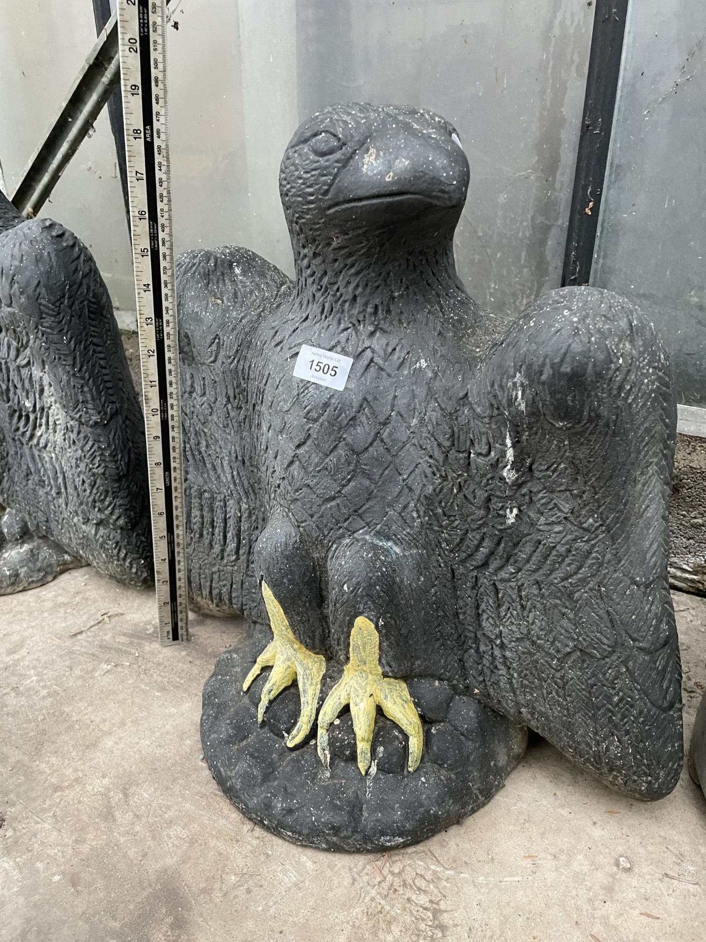 A PAIR OF PAINTED RECONSTITUTED STONE EAGLE POST TOPPERS (H:47CM) - Bild 3 aus 4