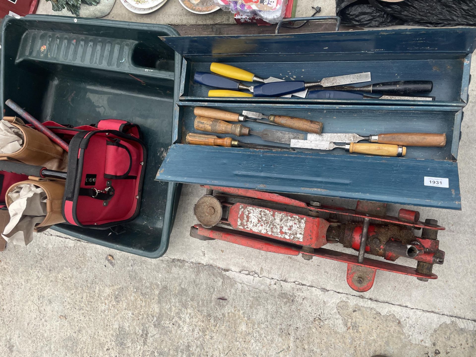 AN ASSORTMENT OF ITEMS TO INCLUDE A TROLLEY JACK AND A TOOL BOX CONTAINING CHISELS ETC - Image 2 of 4
