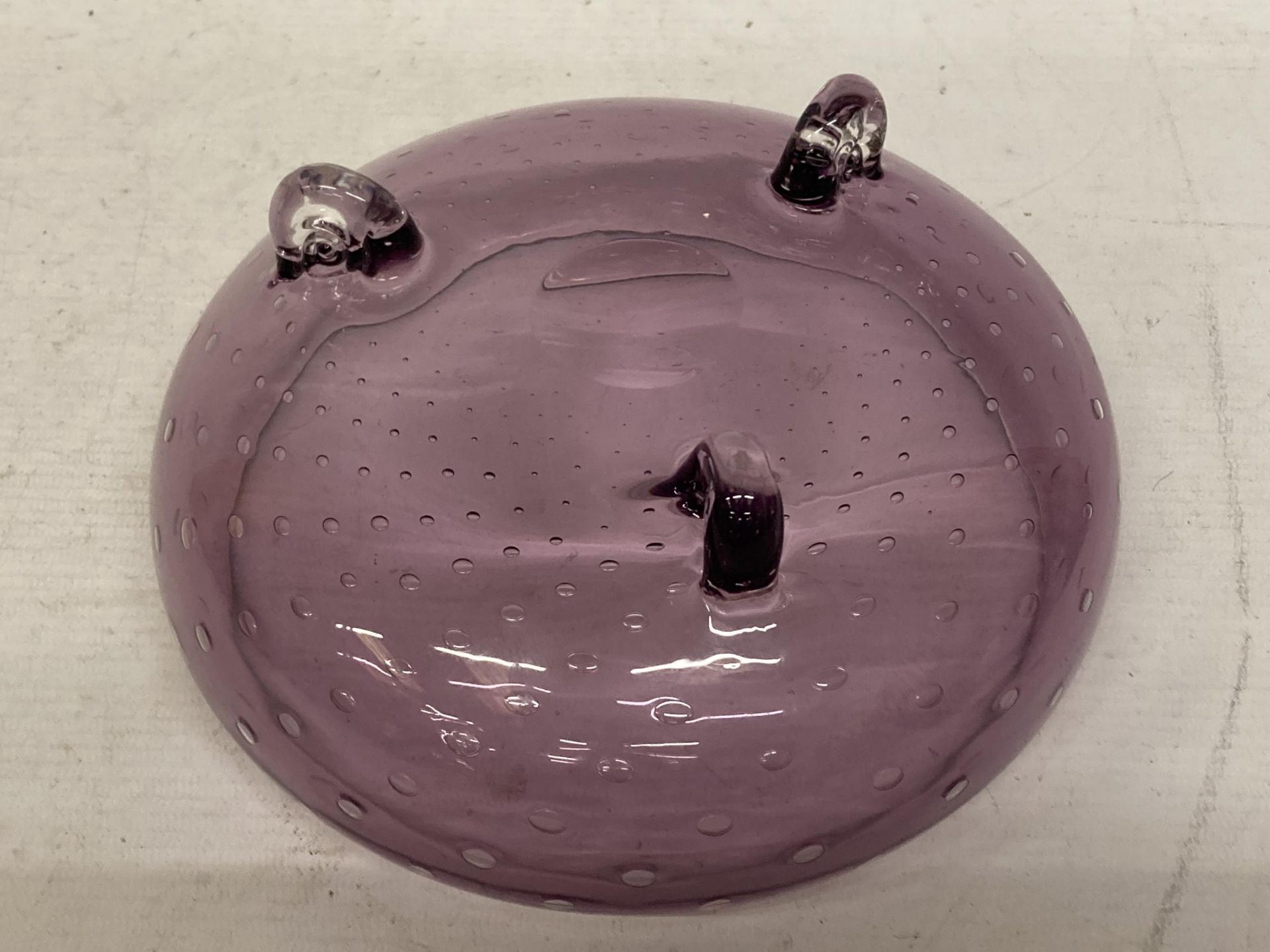 A WHITEFRIARS PURPLE BUBBLE GLASS TRI FOOTED BOWL - Image 3 of 3