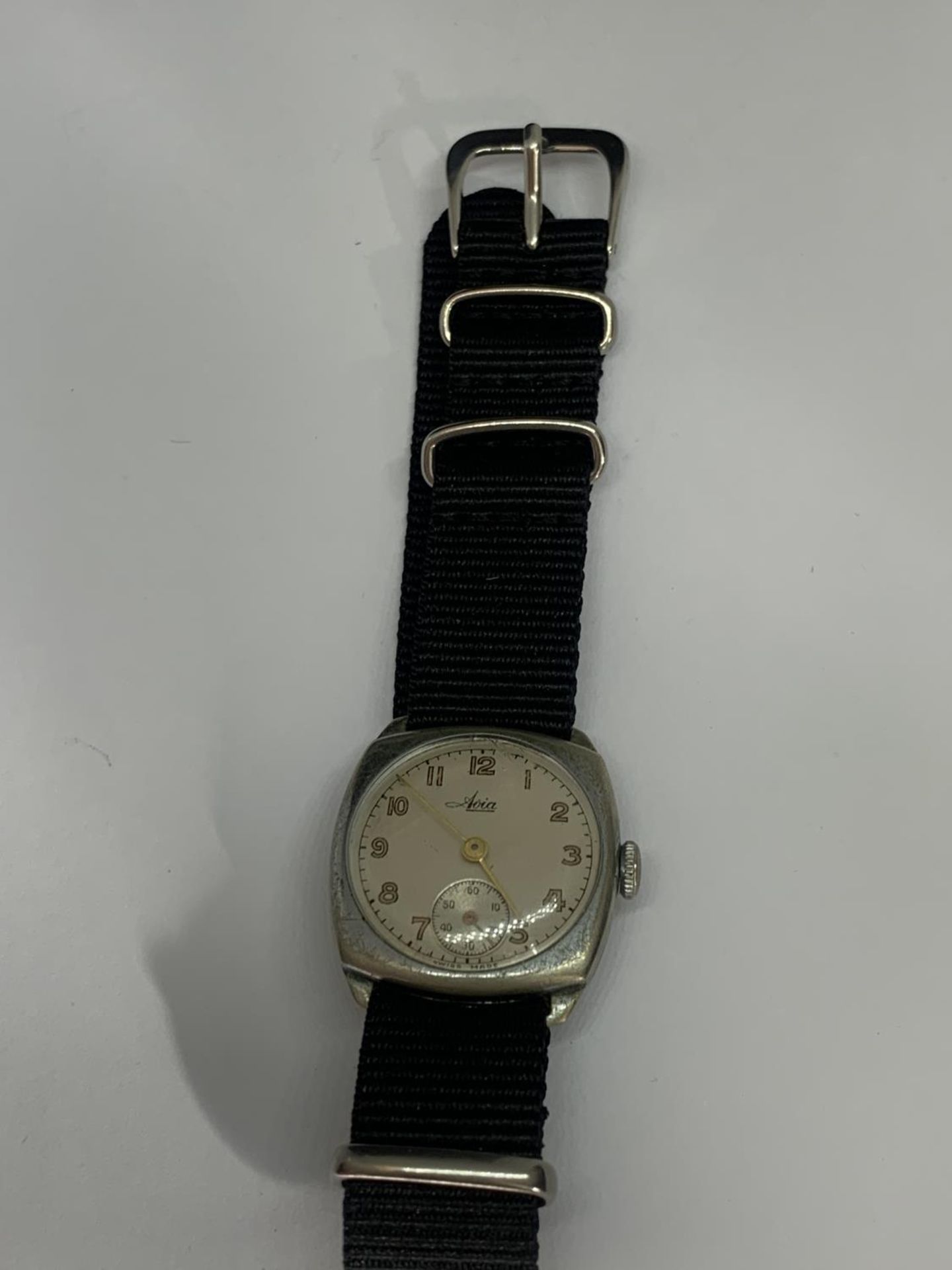 A GENTS VINTAGE WRIST WATCH, WORKING AT TIME OF LOTTING