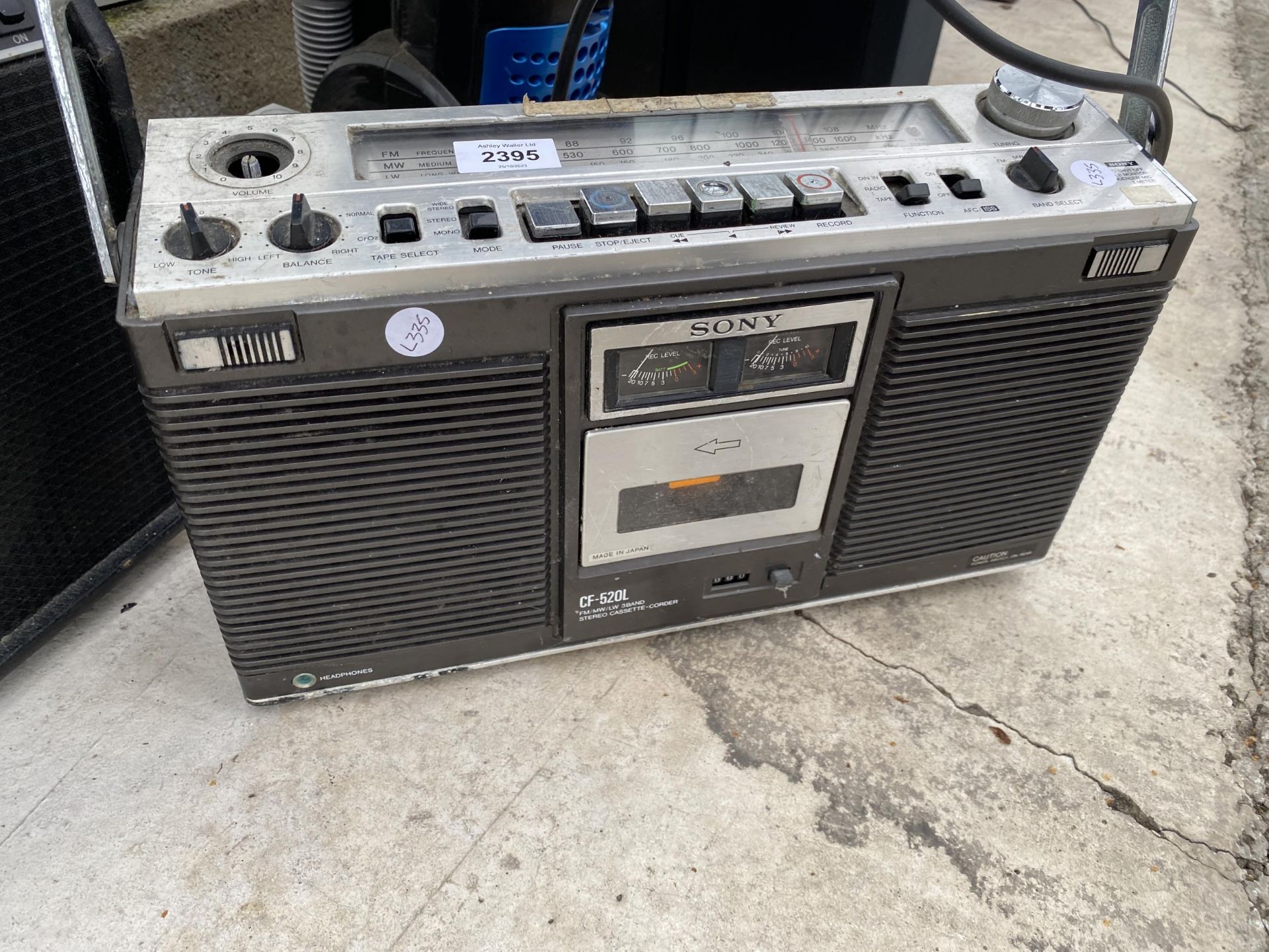 A RETRO SONY RADIO AND A SQUIRE 15 AMPLIFIER - Bild 2 aus 3