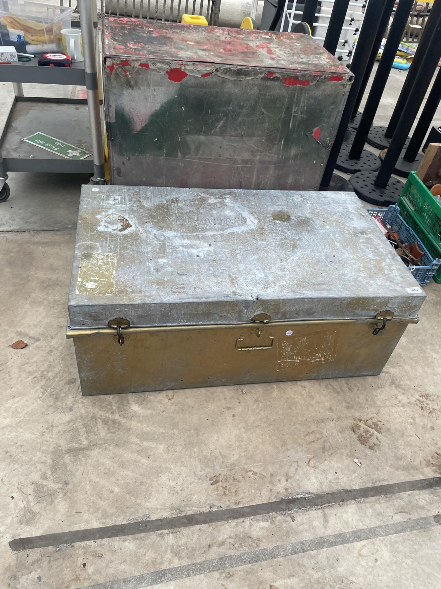 A LARGE GALVANISED STORAGE TRUNK AND A FOUR WHEELED WORKSHOP TROLLEY - Image 2 of 6