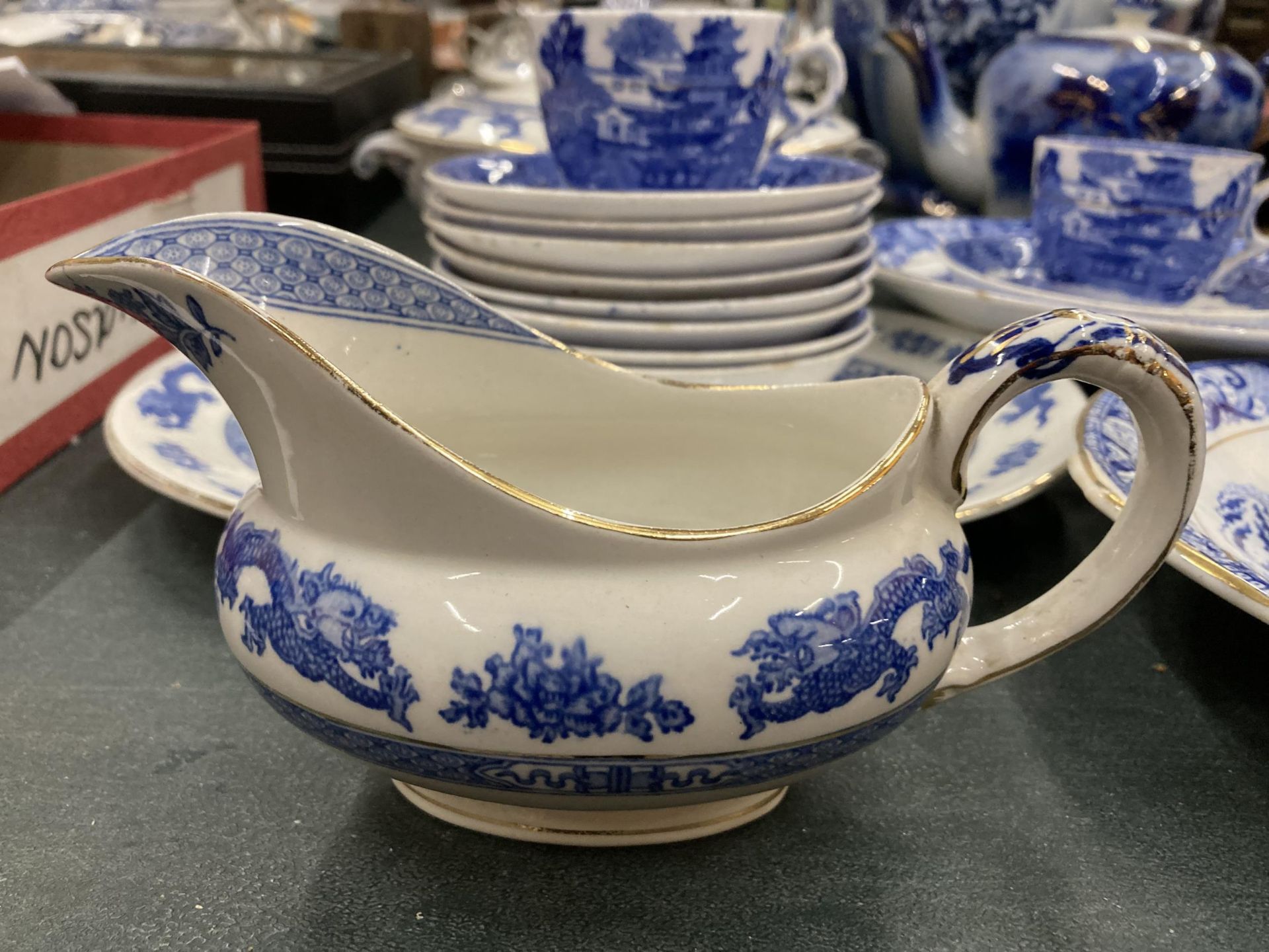 A COLLECTION OF BLUE AND WHITE DINNER WARES TO INCLUDE CAULDON, WILLOW PATTERNS ETC - Bild 2 aus 8