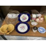 A QUANTITY OF CERAMICS TO INCLUDE AN AYNSLEY COTTAGE GARDEN PLATE, A ROYAL WORCESTER EGG CODDLER,