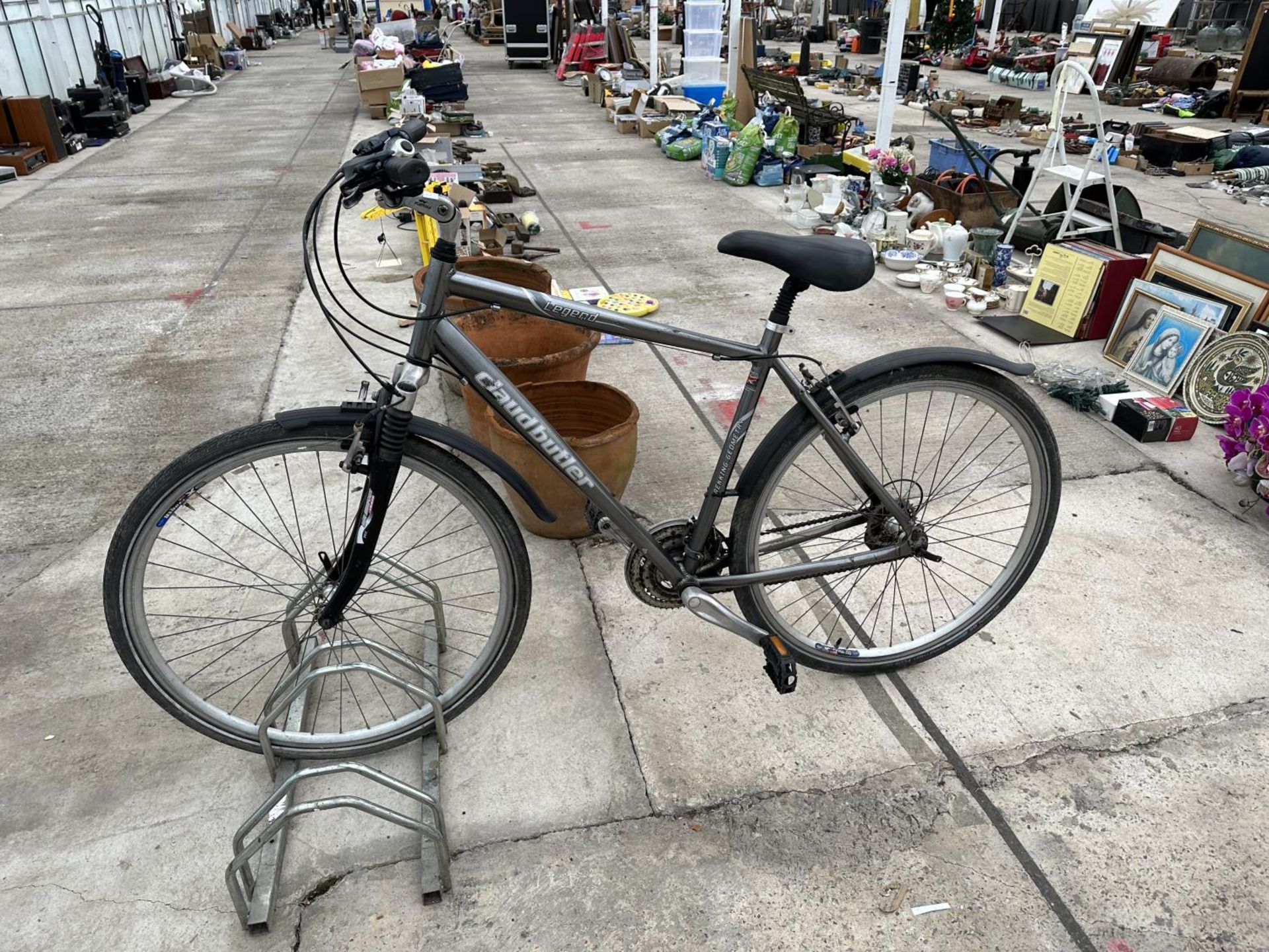 A GENTS CLAUD BUTLER LEGEND MOUNTAIN BIKE WITH A 24 SPEED SHIMANO GEAR SYSYTEM