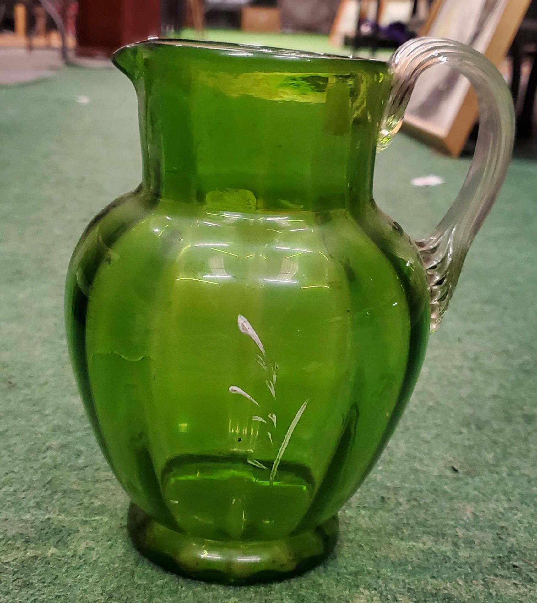 A VINTAGE MARY GREGORY GREEN JUG WITH STAG DESIGN, HEIGHT 18 CM - Image 2 of 2