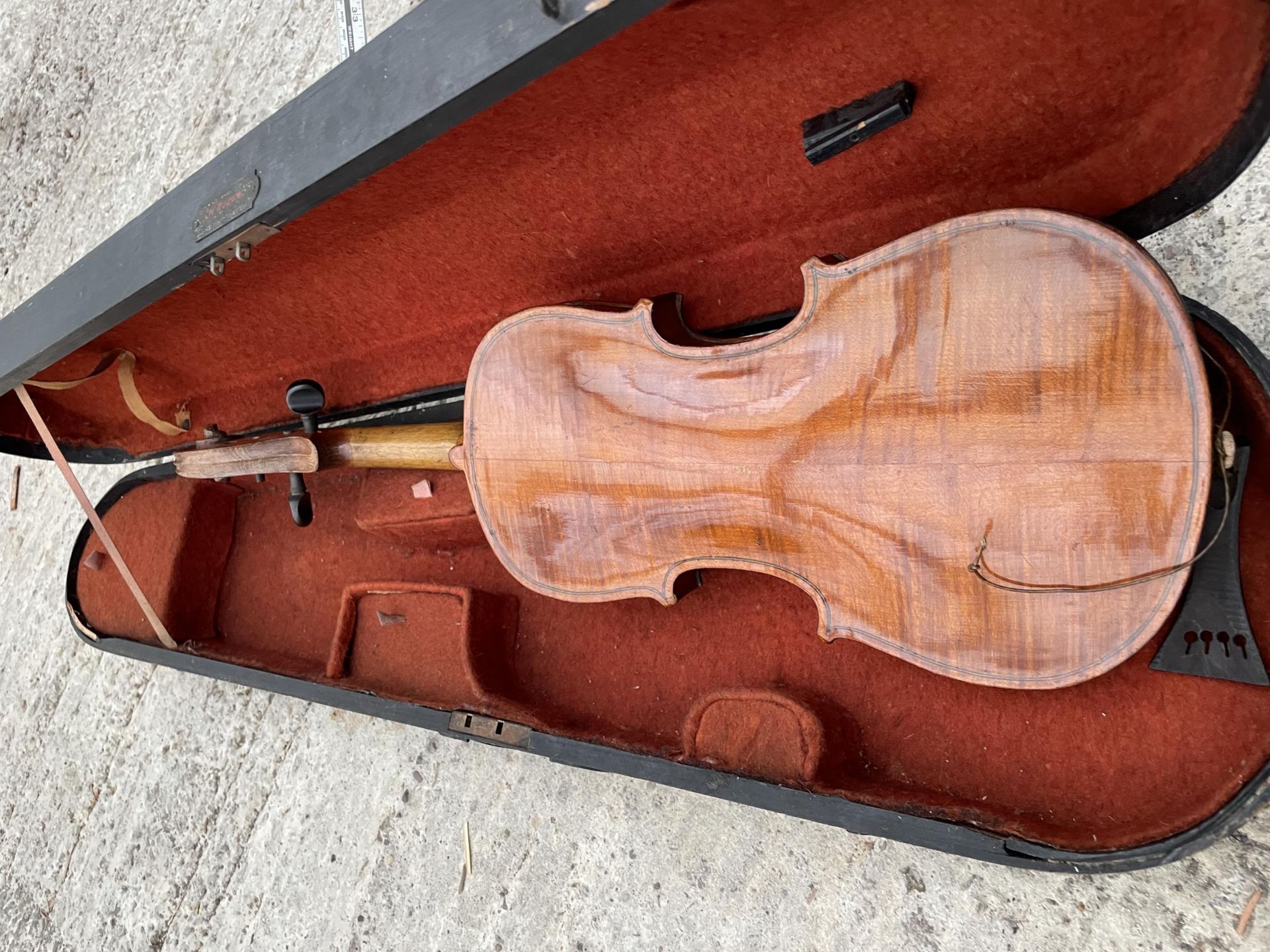 A WOODEN VIOLIN WITH CARRY CASE - Image 3 of 5