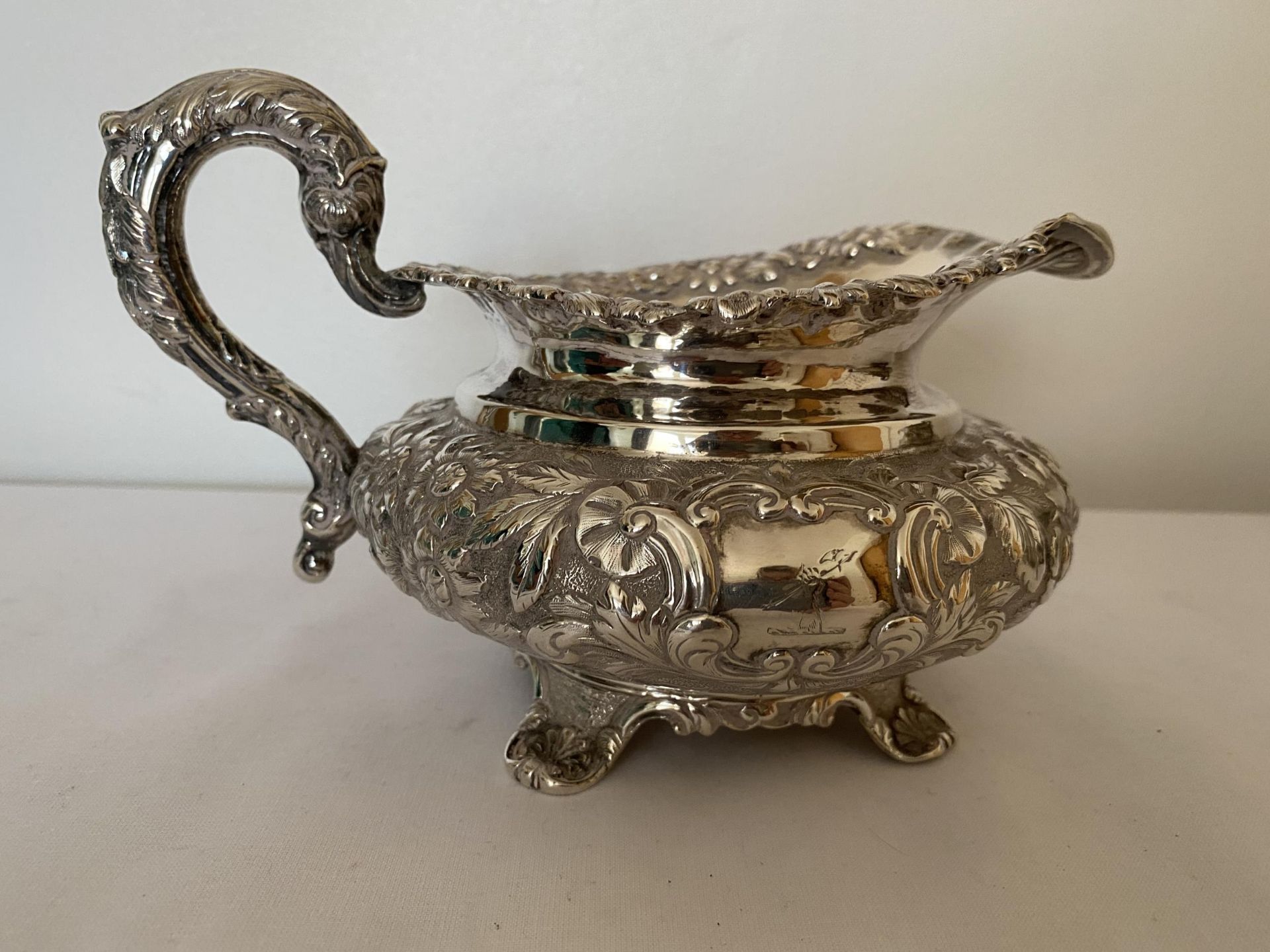 A WILLIAM IV 1833 HALLMARKED DUBLIN SILVER TWIN HANDLED SUGAR BOWL AND CREAM JUG, MAKER RICHARD - Image 13 of 36