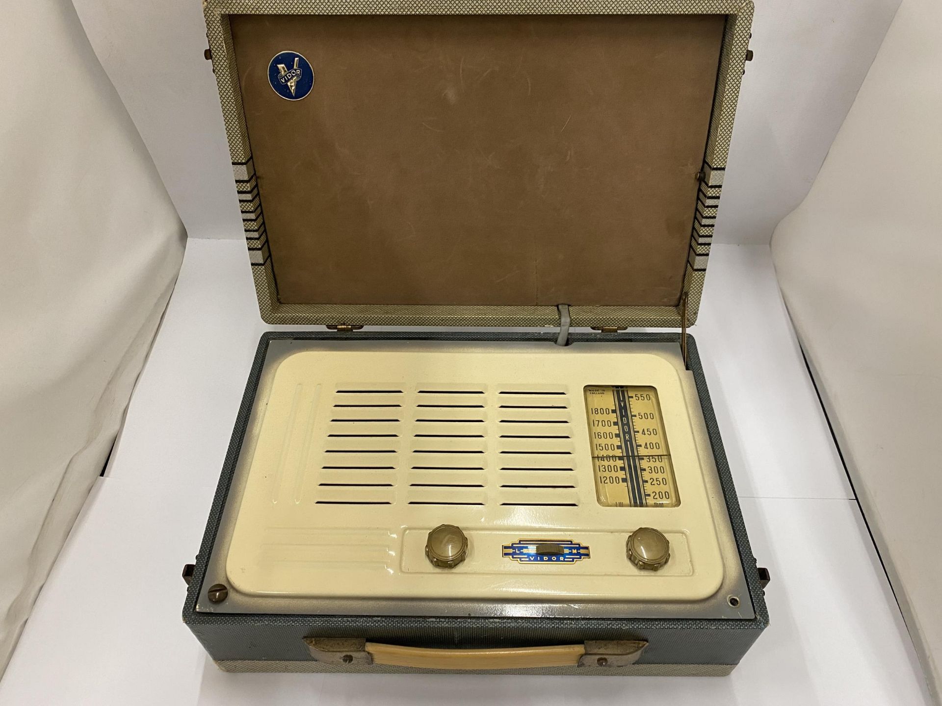 A VINTAGE 'VIDOR' RADIO IN A CASE