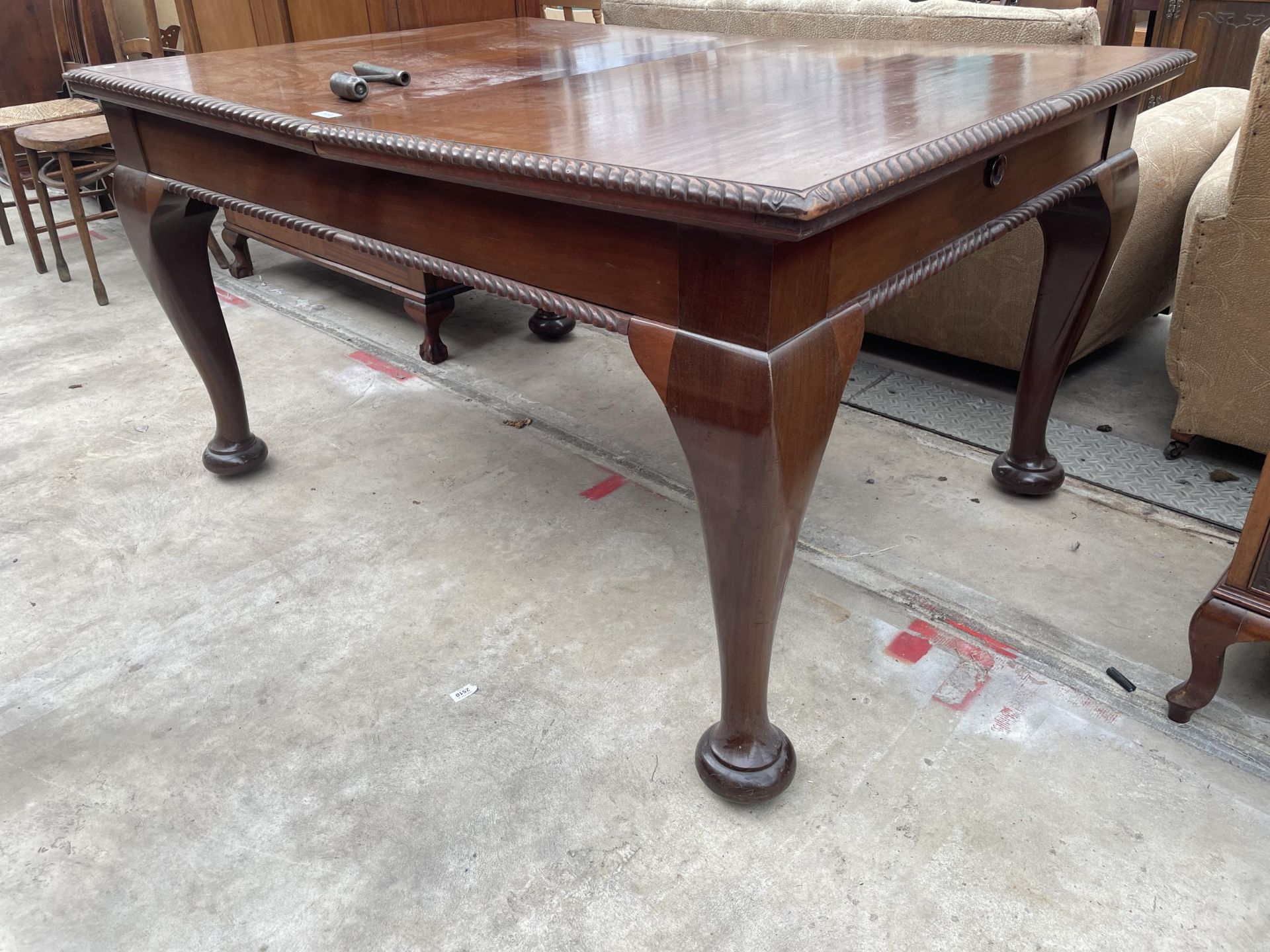 AN EARLY 20TH CENTURY MAHOGANY WIND-OUT DINING TABLE ON CABRIOLE LEGS, WITH ROPE EDGE, 57 X 41" ( - Image 2 of 7