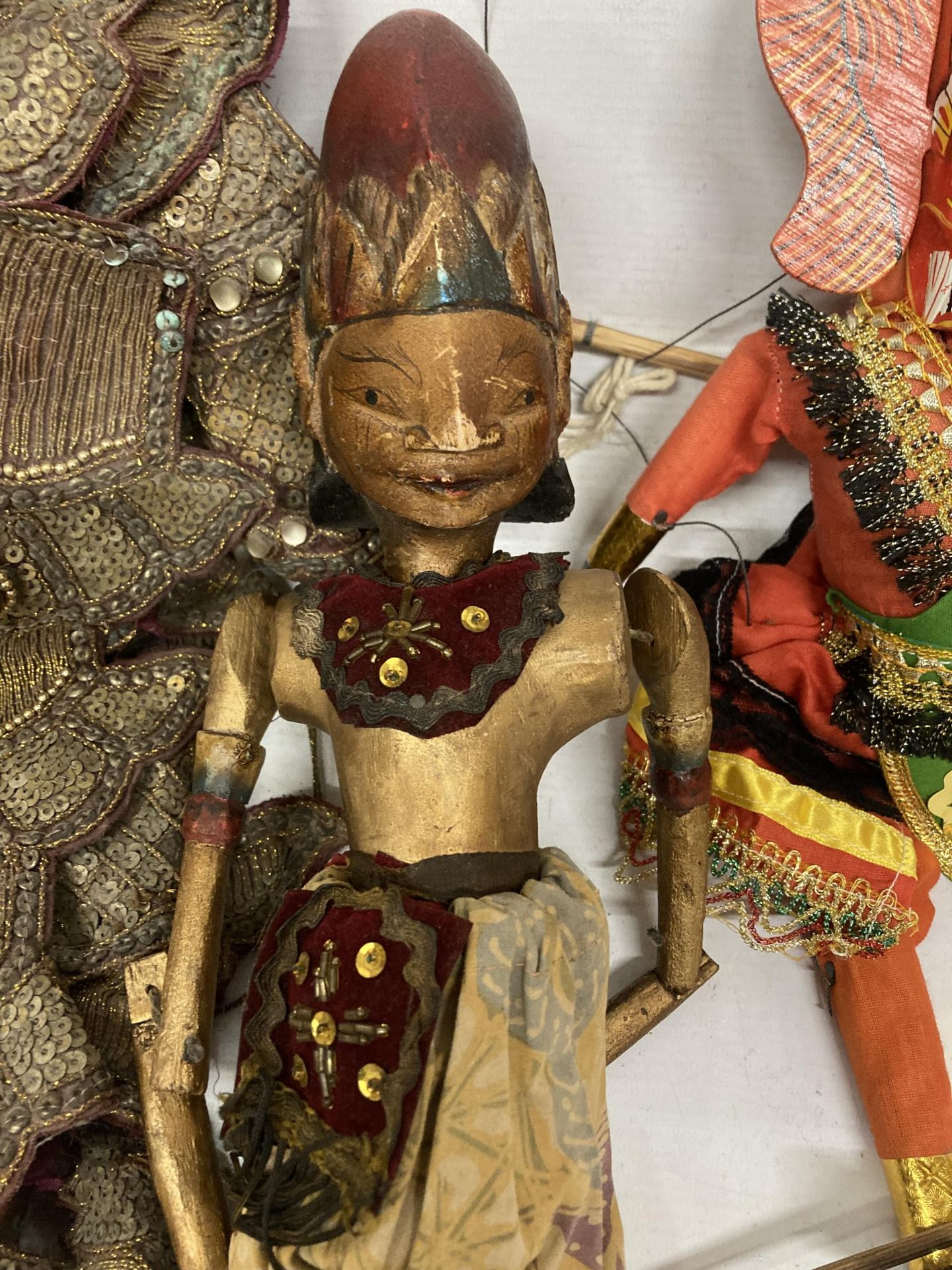A GROUP OF VINTAGE ORIENTAL DESIGN HAND PAINTED PUPPETS - Image 5 of 5