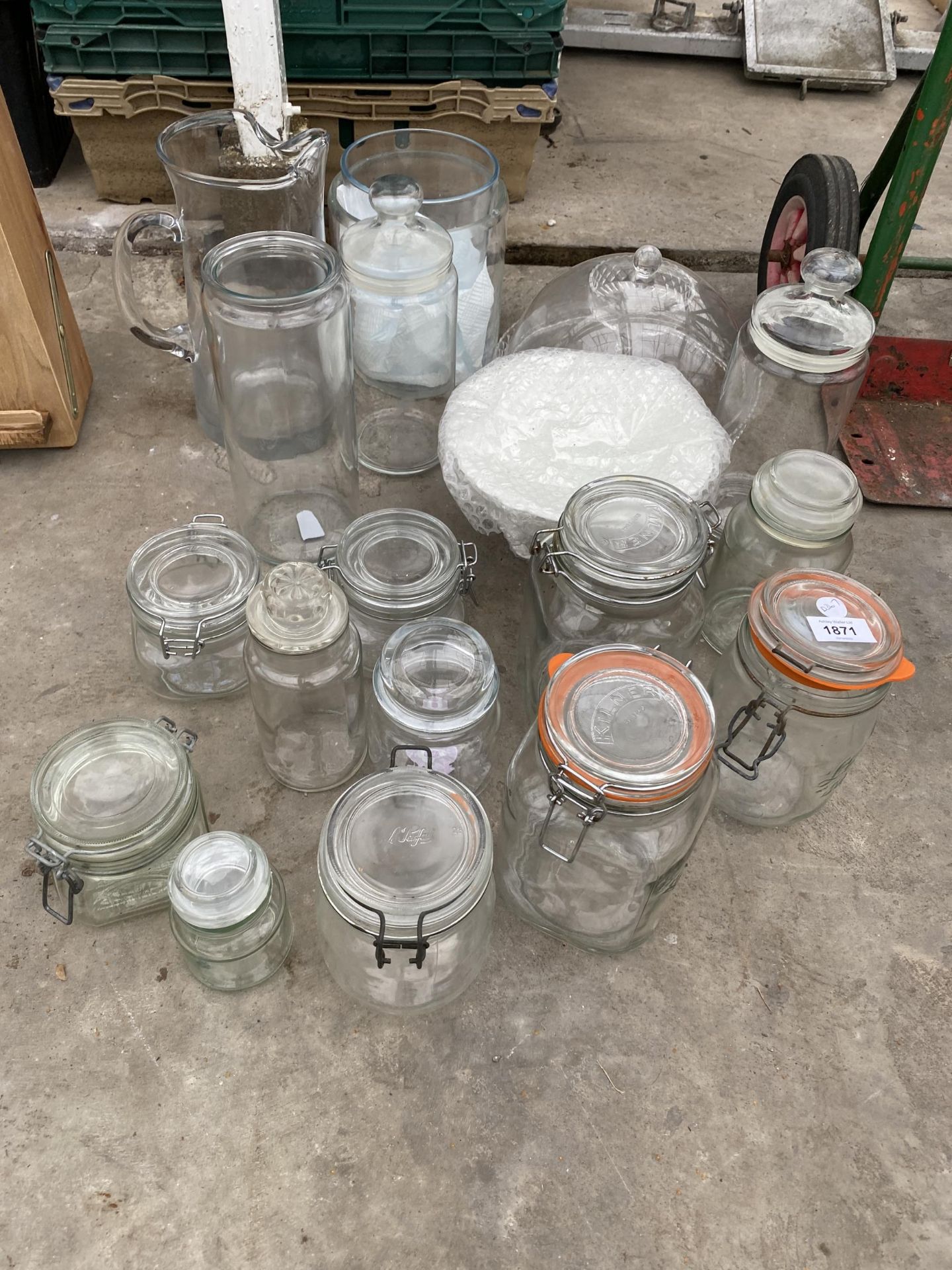 AN ASSORTMENT OF ITEMS TO INCLUDE KILNER JARS AND GLASS JUGS ETC