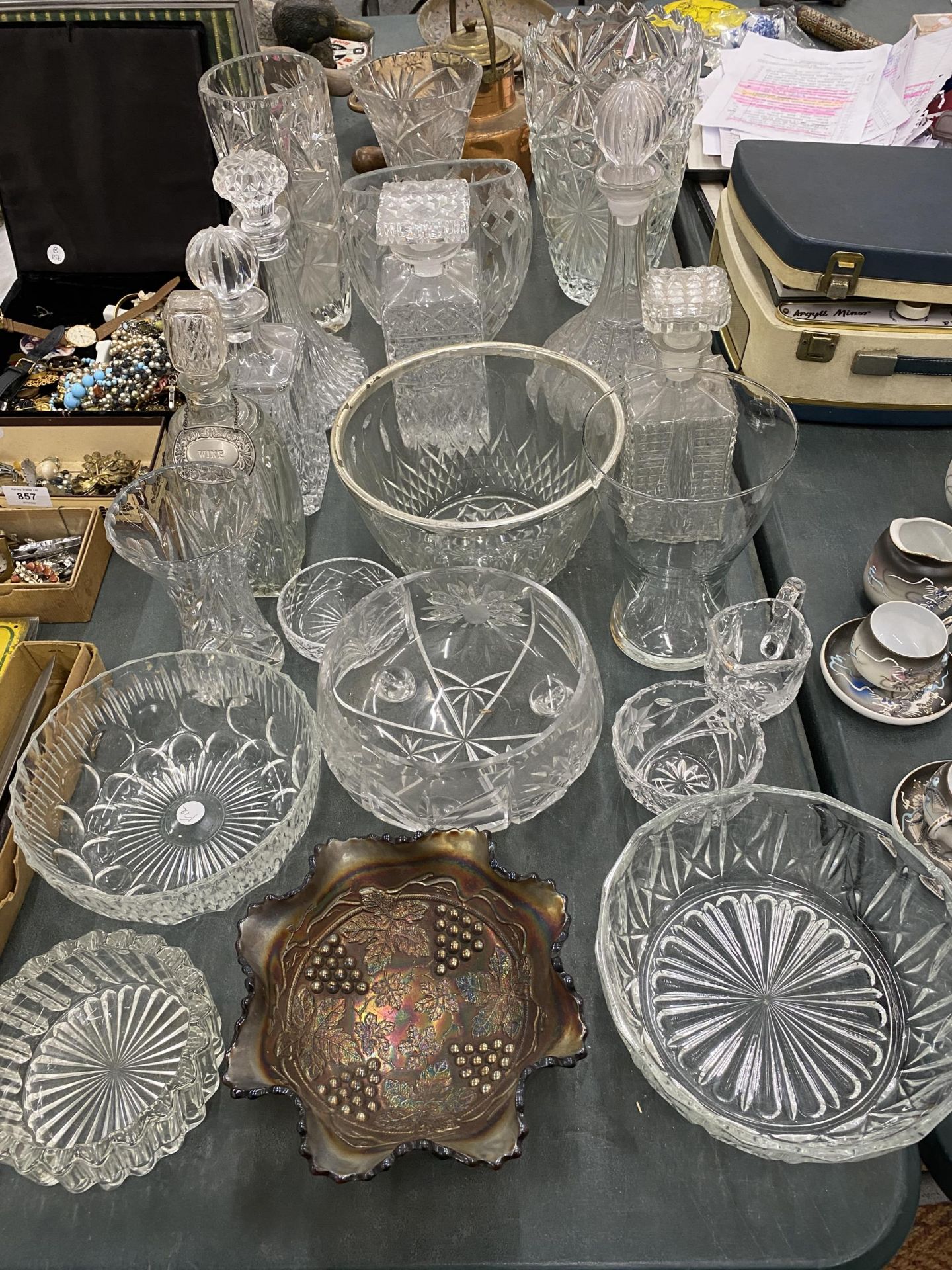 A LARGE QUANTITY OF GLASSWARE TO INCLUDE DECANTERS, VASES, BOWLS, ETC - 21 PIECES IN TOTAL