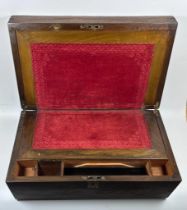 A VINTAGE MAHOGANY WRITING SLOPE WITH INNER RED VELVET INTERIOR, 40 X 24 CM