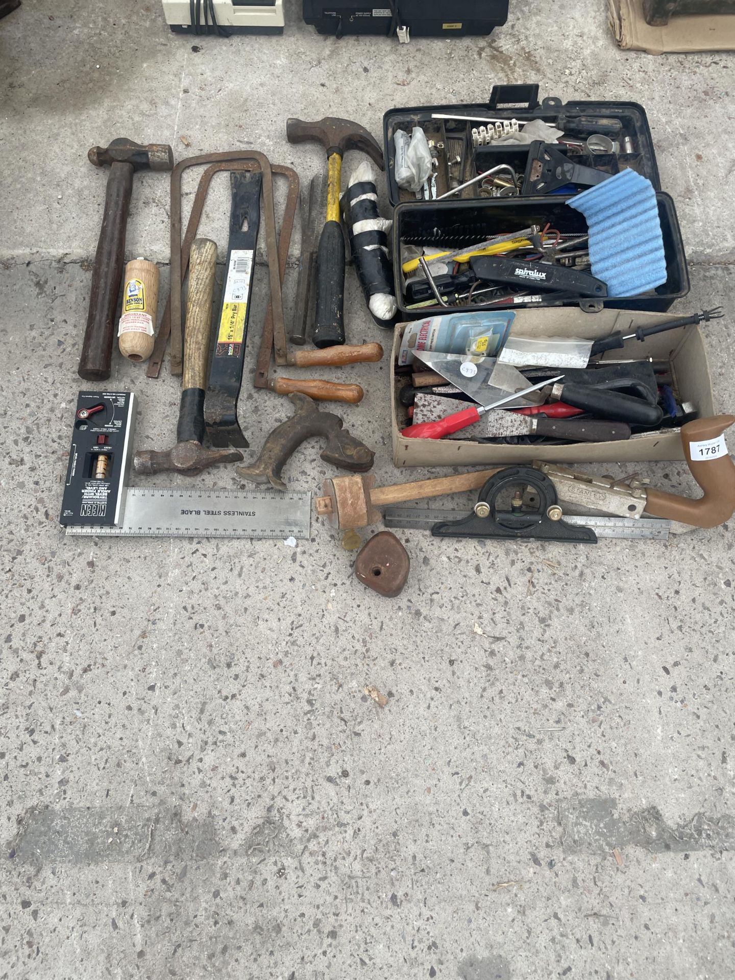 AN ASSORTMENT OF TOOLS TO INCLUDE HAMMERS, SAWS AND TROWELS ETC