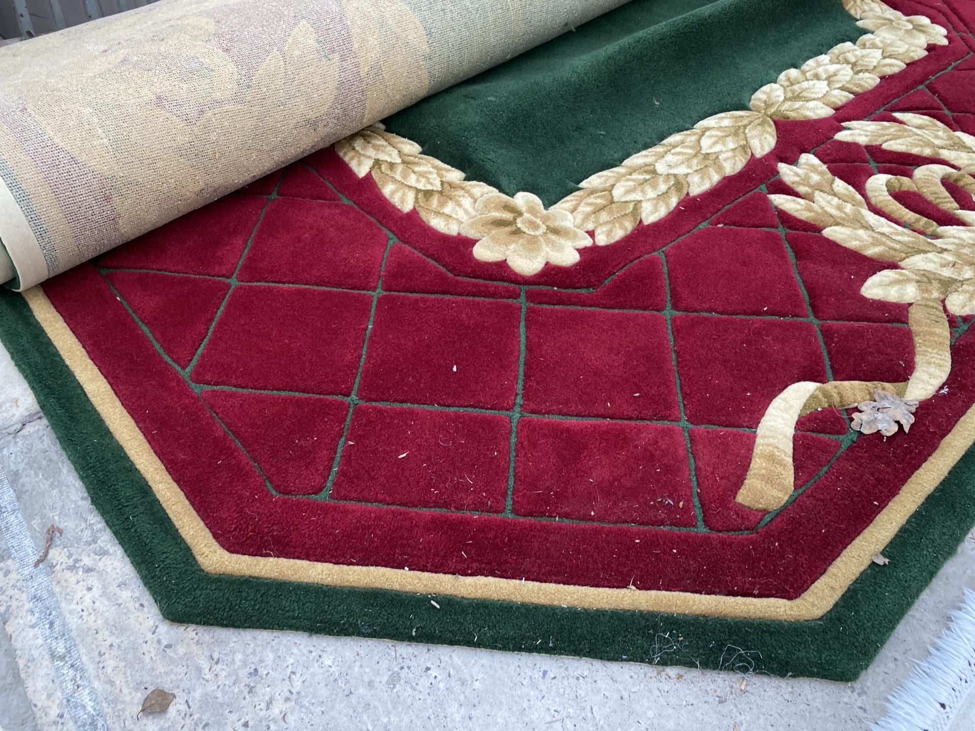 A LARGE OCTAGONAL GREEN, RED AND GOLD 200 OUNCE PURE WOOL RUG, - 423 CM X 271 CM (COST £5000 FROM - Bild 2 aus 4