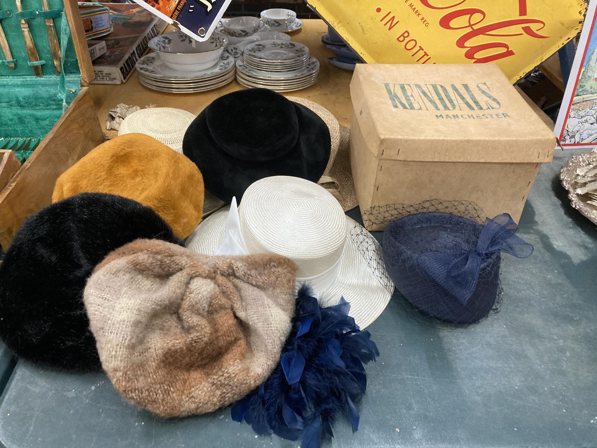 A COLLECTION OF VINTAGE LADIES HATS TO INCLUDE KENDALS, MANCHESTER HAT BOX ETC