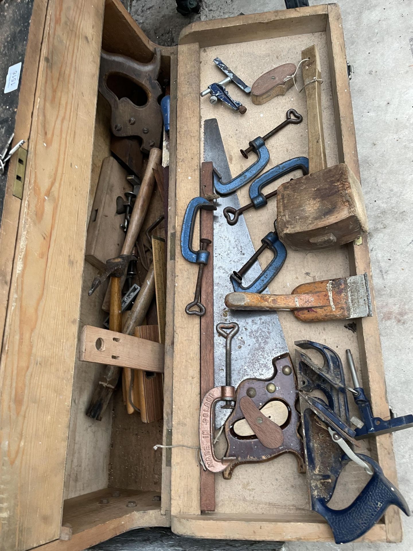 A VINTAGE WOODEN JOINERS CHEST WITH AN ASSORTMENT OF TOOLS TO INCLUDE G CLAMPS, WOOD PLANES AND SAWS - Image 2 of 3