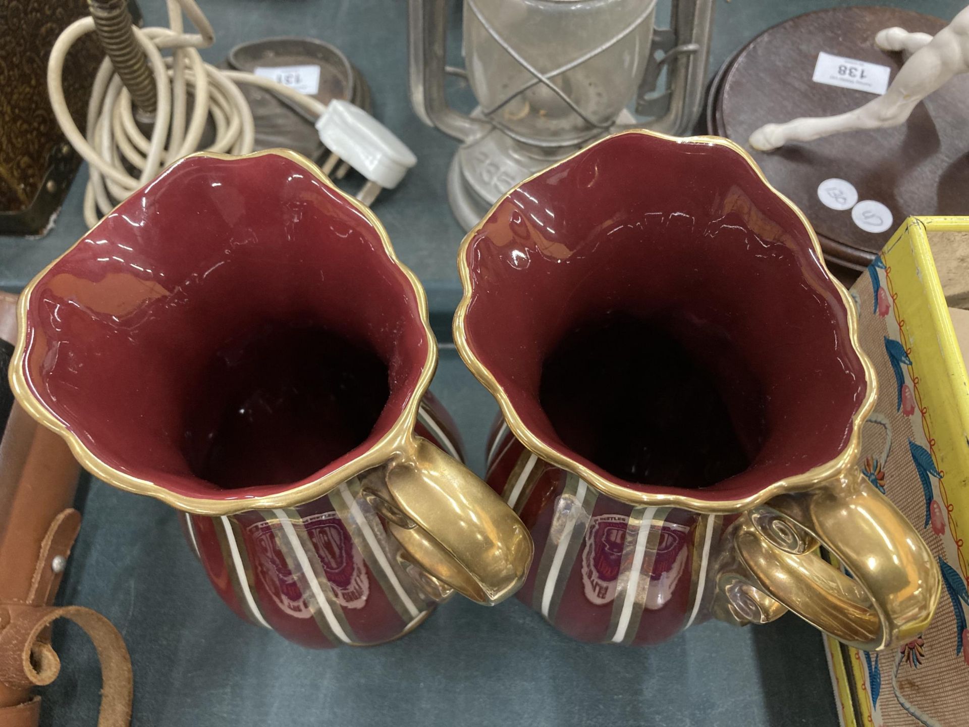 A PAIR OF RED AND GILT DESIGN WADE EMPRESS PATTERN JUGS - Image 3 of 4
