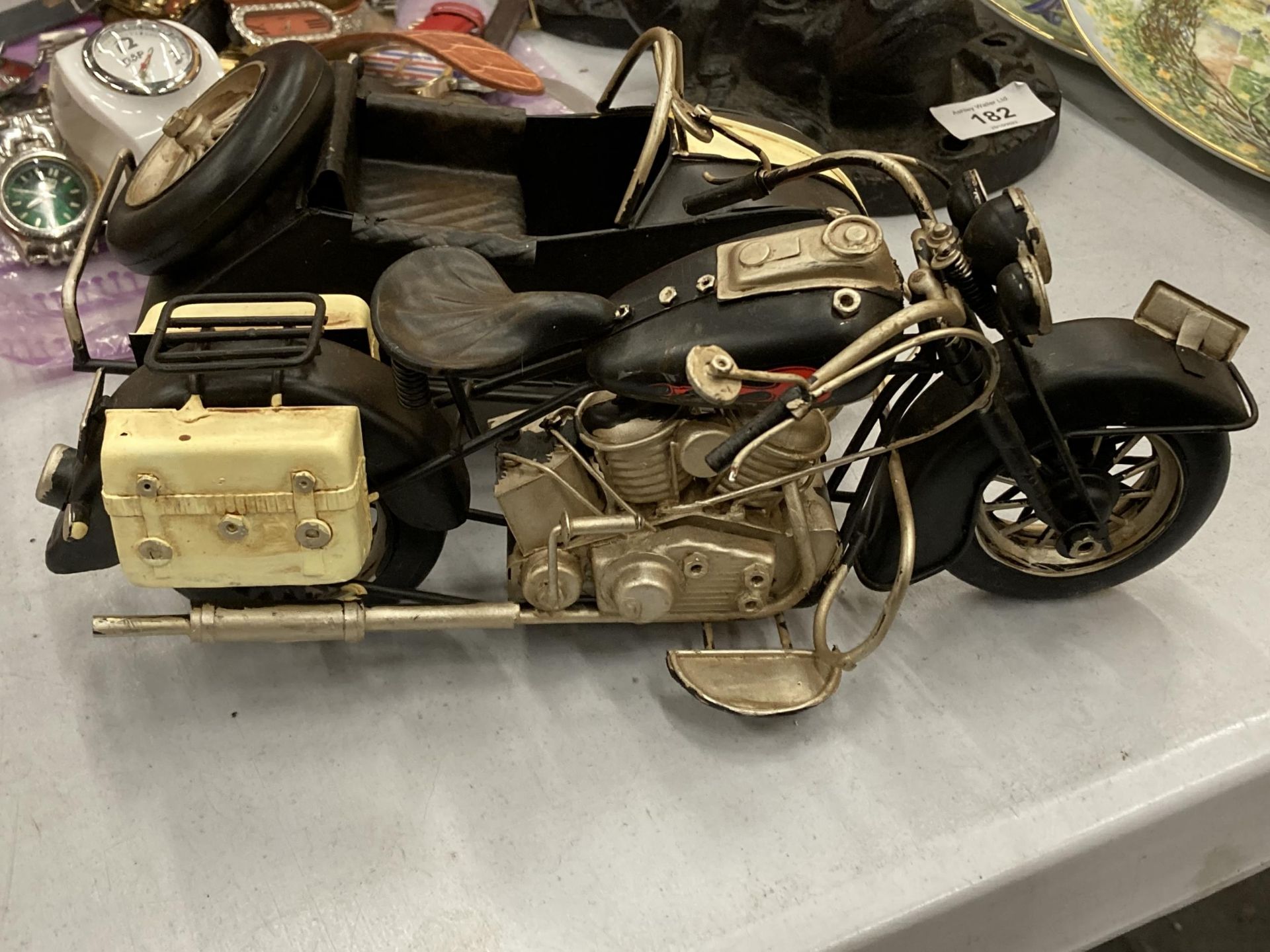 A TIN PLATE METAL MOTORCYCLE AND SIDE CAR MODEL - Bild 3 aus 4