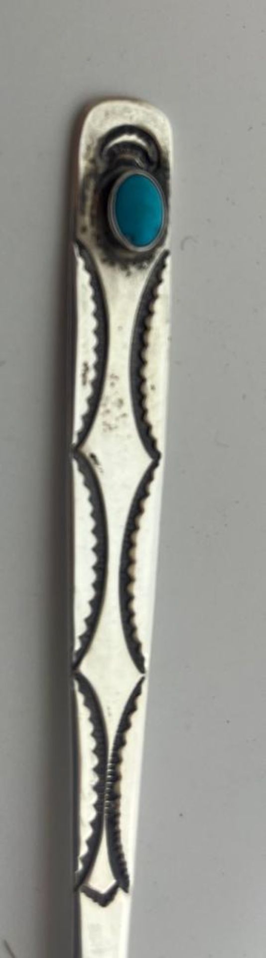 A BELIEVED SILVER LONG SPOON WITH TURQUOISE CABOCHON, LENGTH 21.5 CM - Bild 2 aus 5