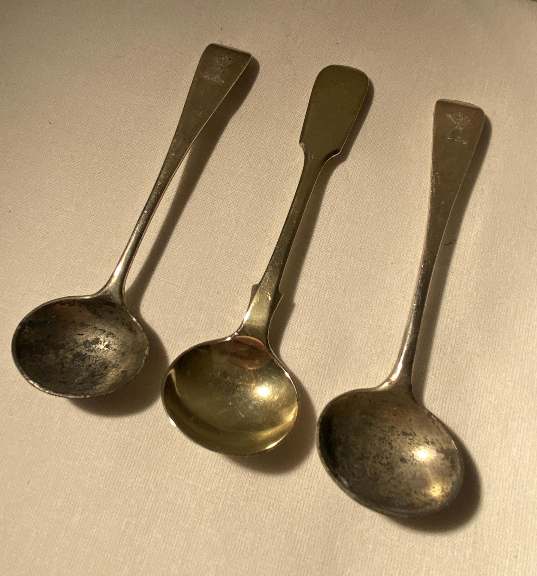 A PAIR OF VICTORIAN 1886 HALLMARKED LONDON TEASPOONS, MAKER JOHN ALWINCKLE & THOMAS SLATER, TOGETHER - Image 3 of 18