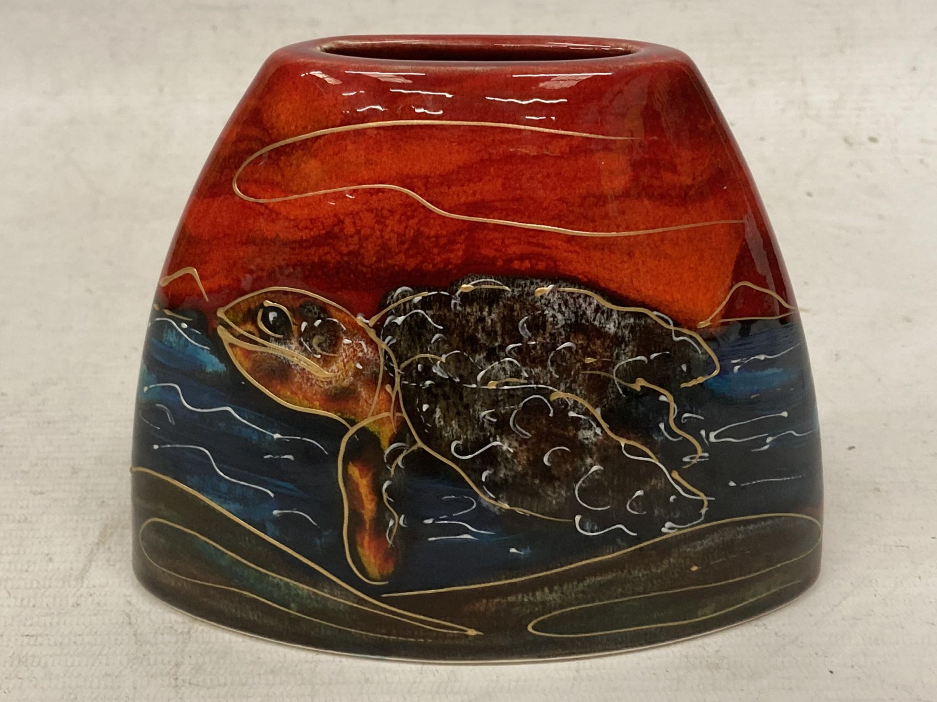 AN ANITA HARRIS HAND PAINTED AND SIGNED IN GOLD TURTLE VASE