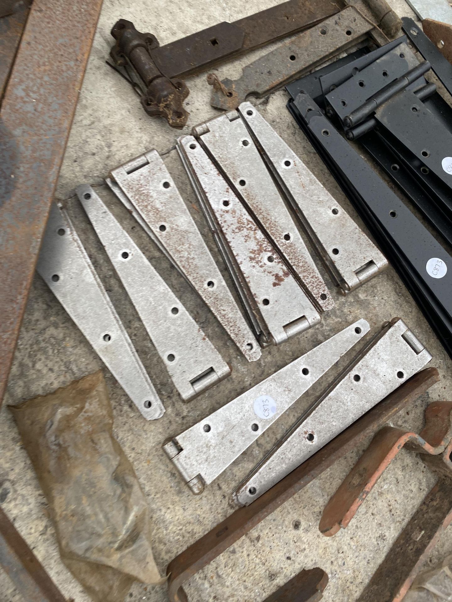 AN ASSORTMENT OF GATE HINGES AND THREE LARGE L SHAPED BRACKETS ETC - Image 2 of 3