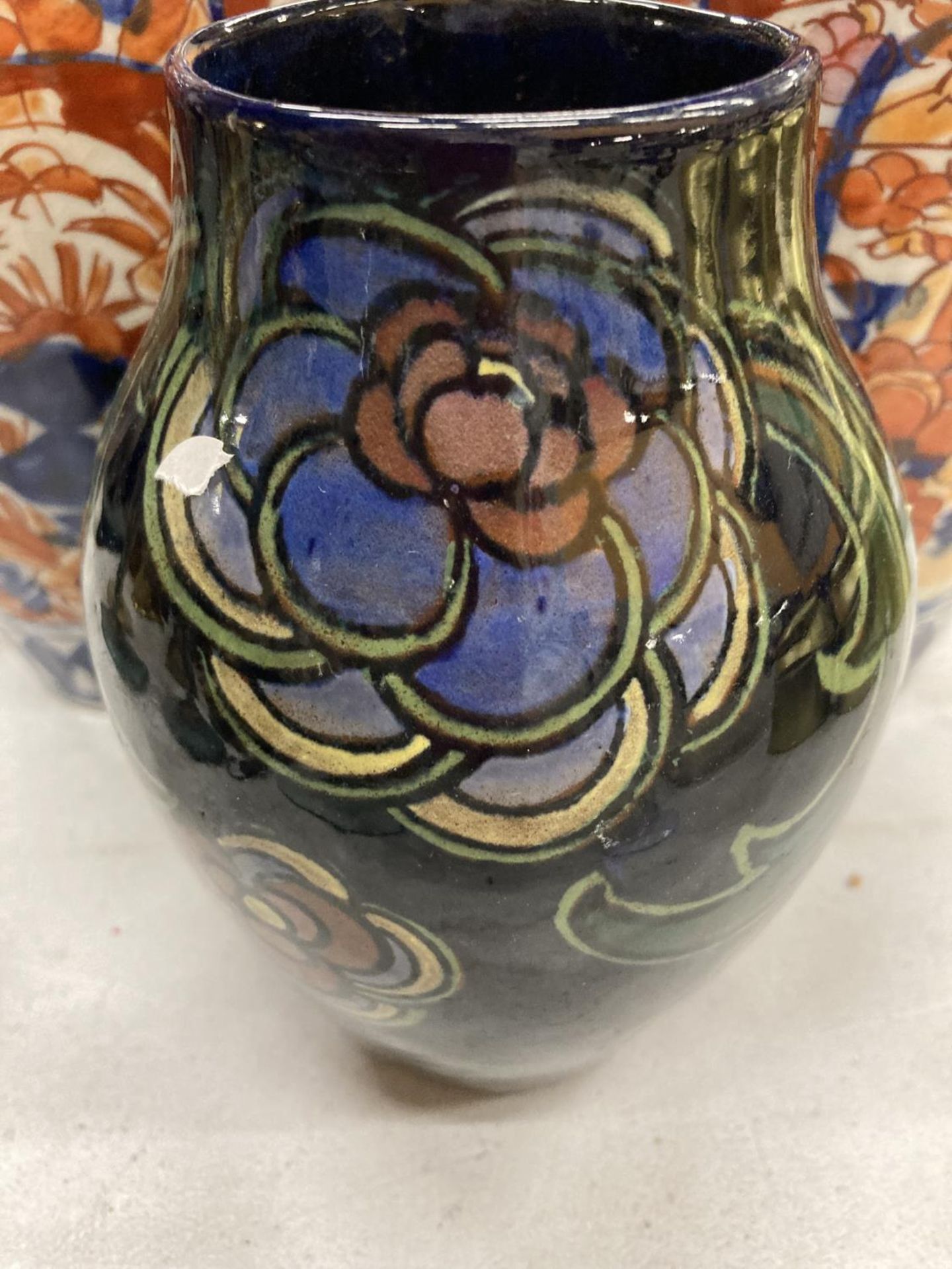 A PAIR OF ORIENTAL STYLE VASES, HEIGHT 25CM, 1 A/F PLUS A 'GEORGIAN' MOORCROFT STYLE VASE, HEIGHT - Image 2 of 4