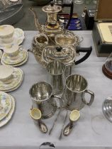 A QUANTITY OF SILVER PLATED ITEMS TO INCLUDE A COFFEE POT, SUGAR BOWL AND CREAM JUG ON A TRAY, A