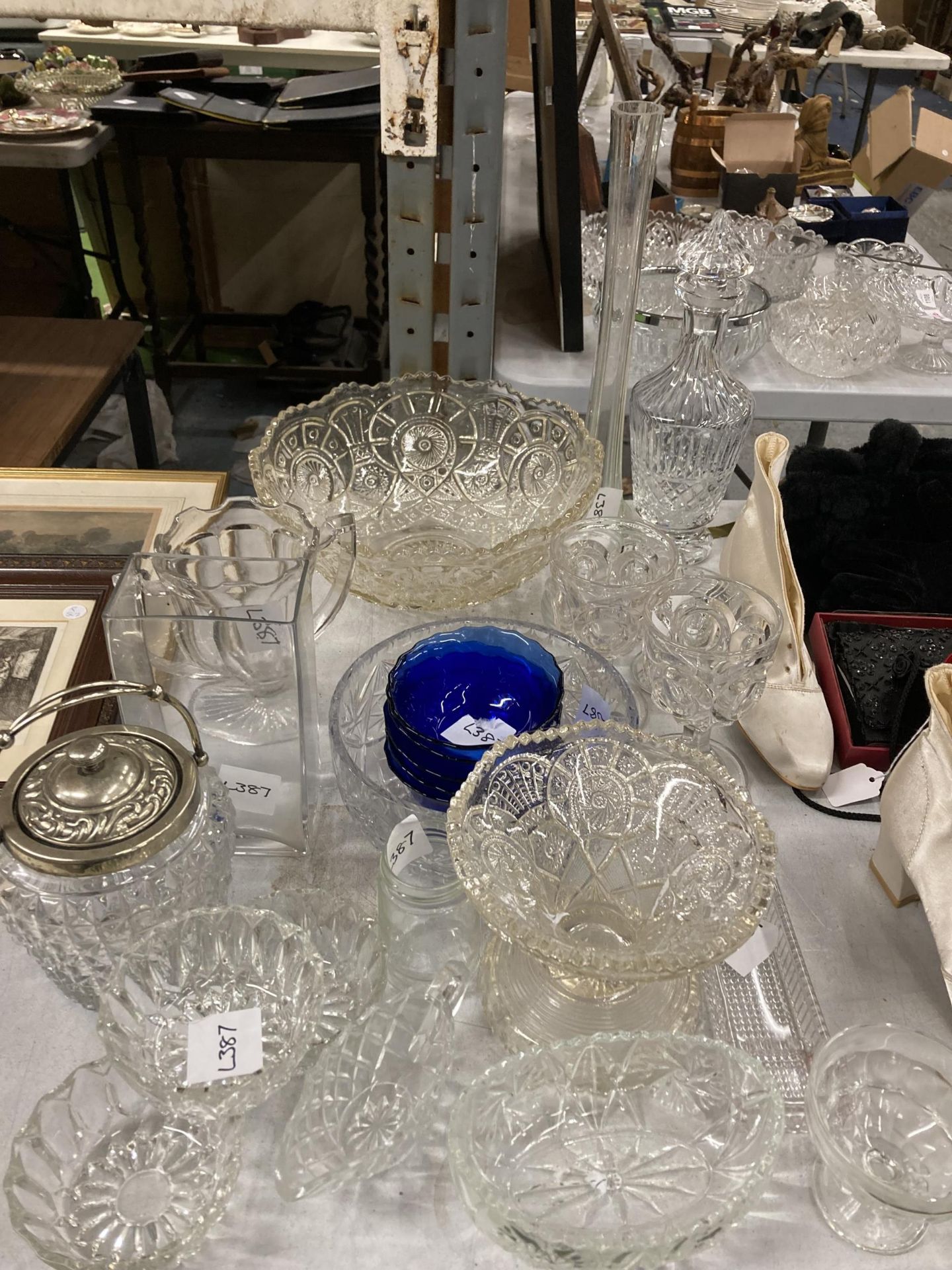 A COLLECTION OF VINTAGE GLASSWARE TO INCLUDE DECANTER, BOWLS ETC