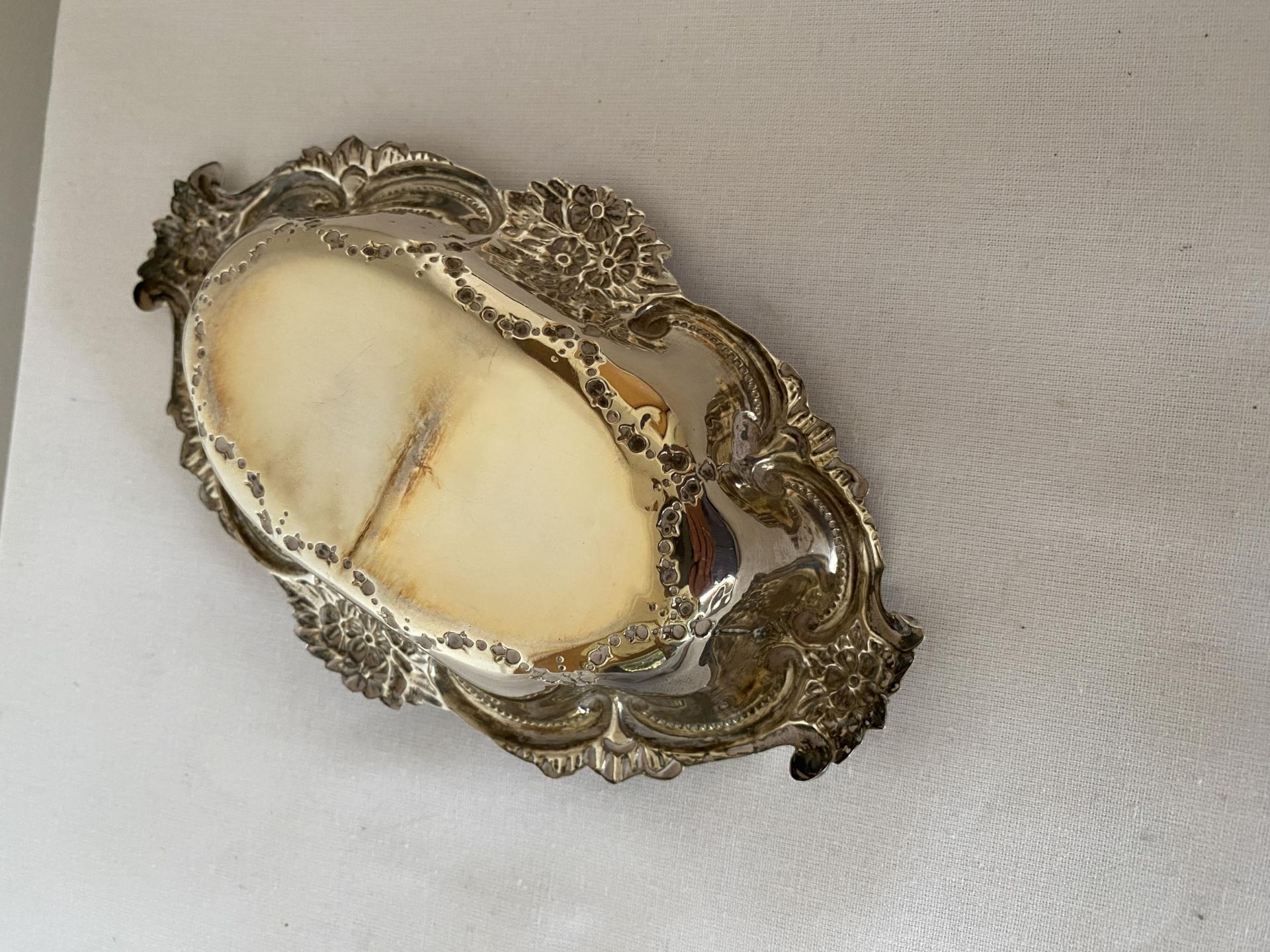 A 1901 HALLMARKED CHESTER SILVER DISH, MAKER GEORGE NATHAN & RIDLEY HAYES, GROSS WEIGHT 27 GRAMS - Image 11 of 21