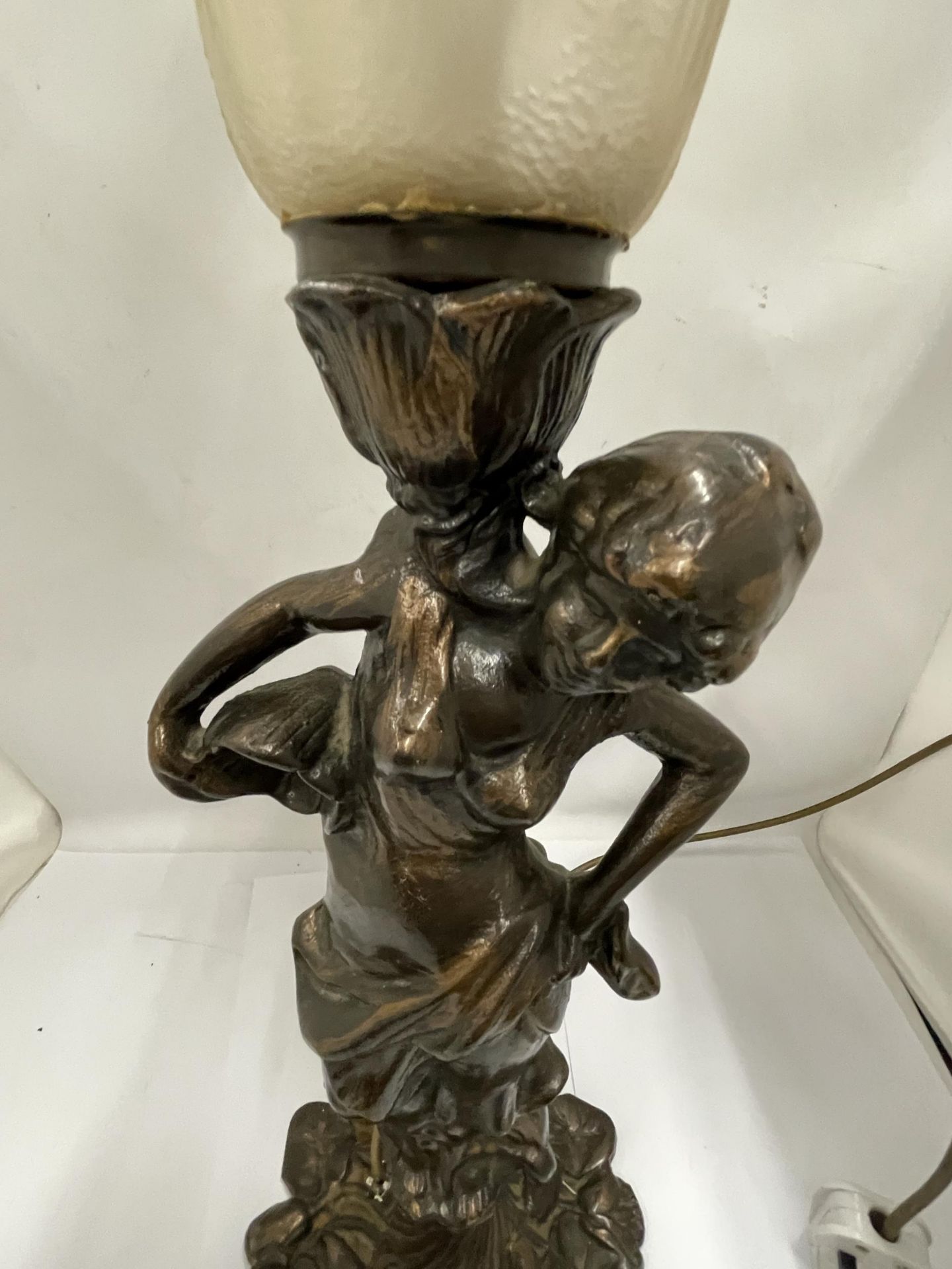 A BRASS FIGURAL TABLE LAMP AND SHADE - Image 2 of 4