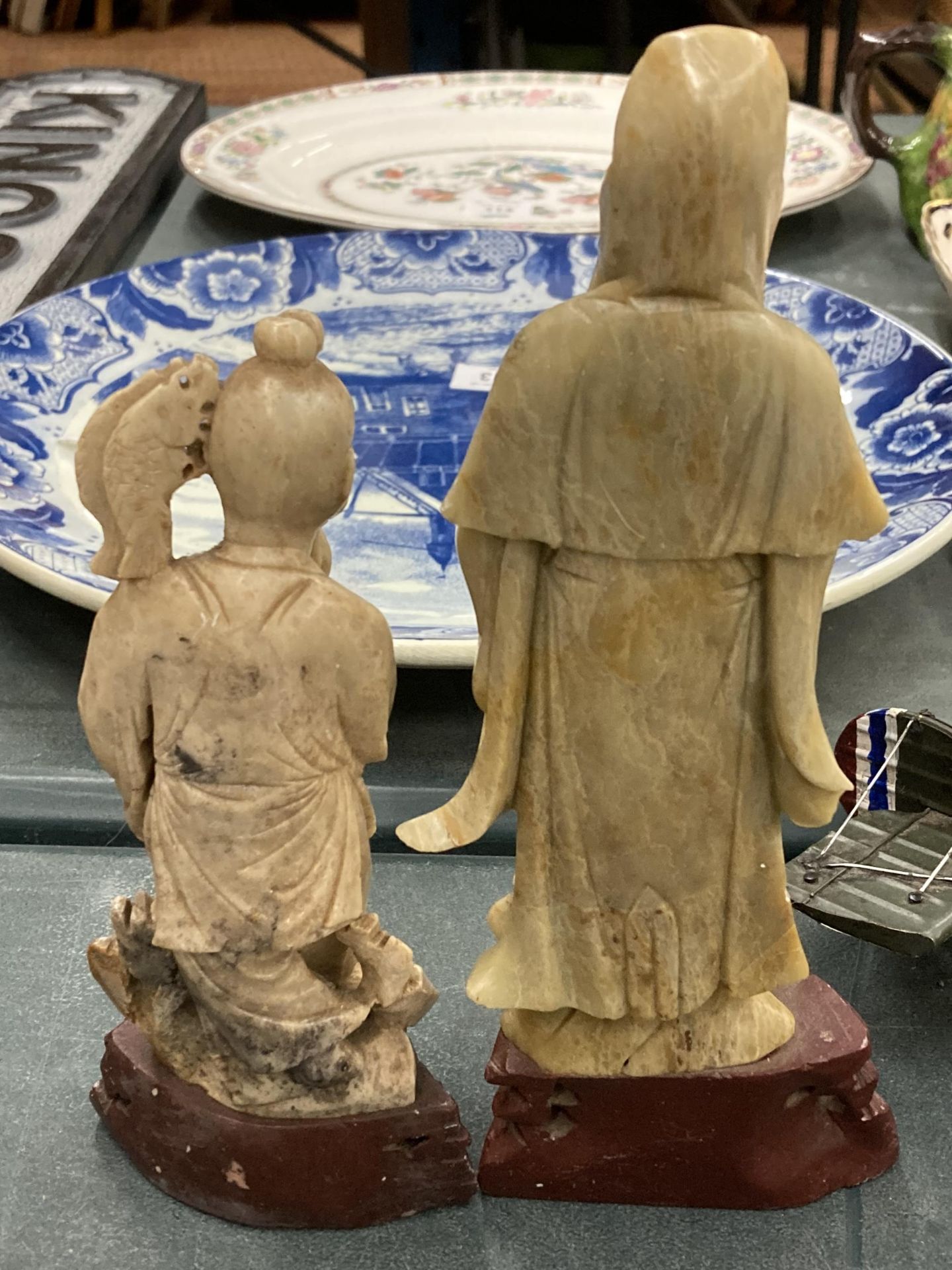 A PAIR OF CHINESE SOAPSTONE FIGURES ON WOODEN PLINTHS - Image 2 of 4