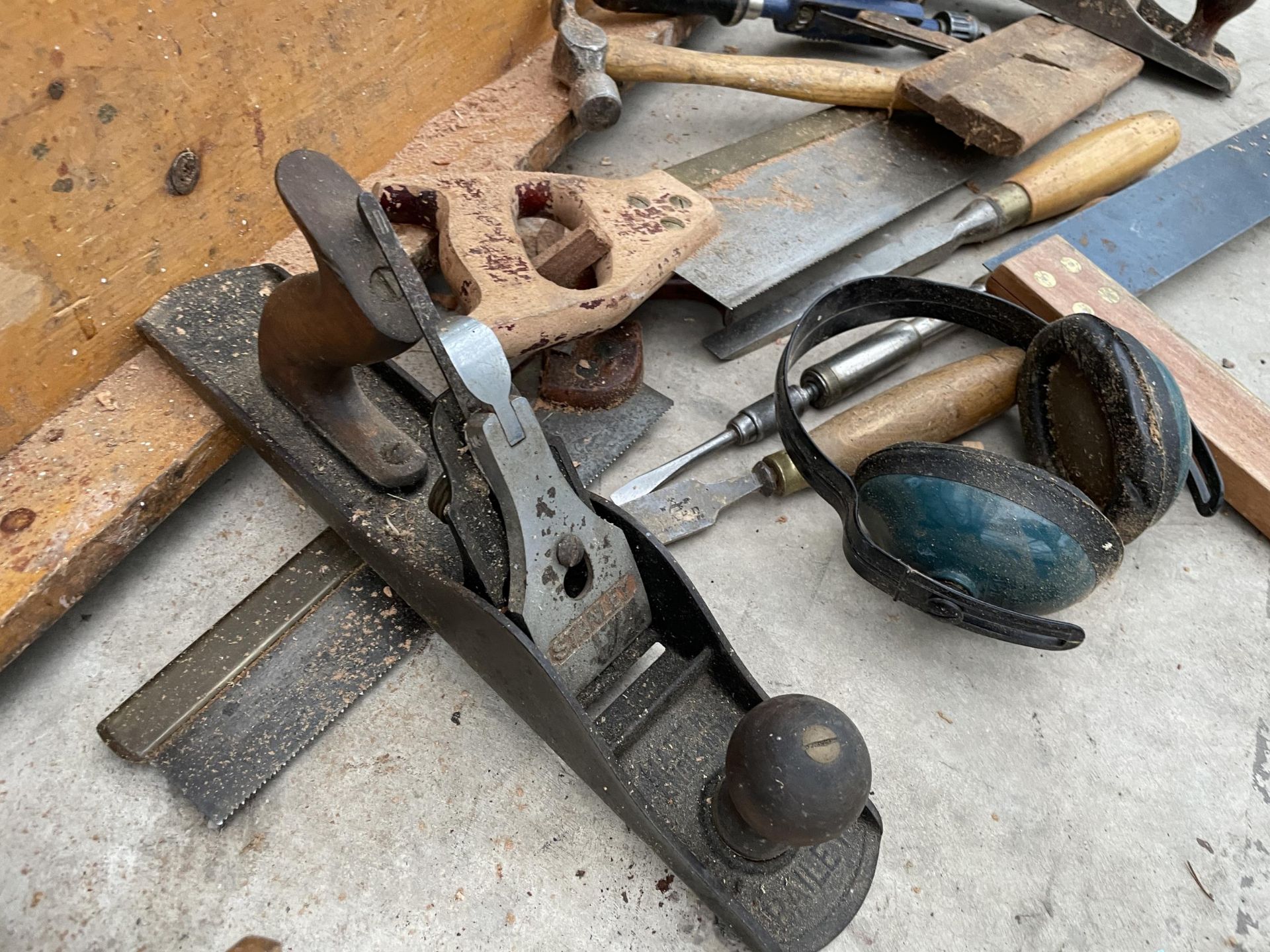 A VINTAGE WOODEN JOINERS CHEST TO INCLUDE AN ASSORTMENT OF TOOLS TO INCLUDE HAMMERS AND WOOD - Image 4 of 5