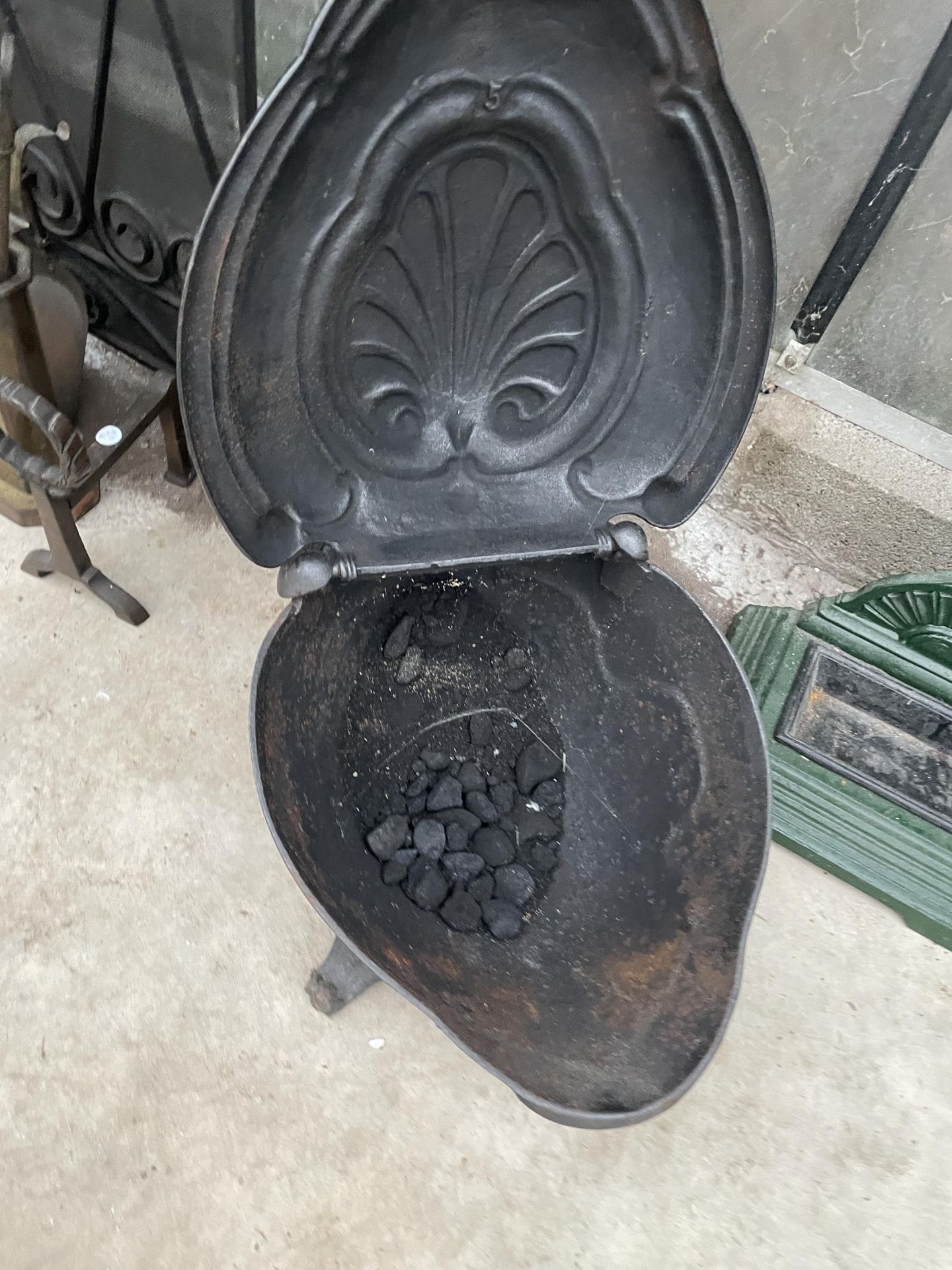 A DECORATIVE LIDDED CAST IRON COAL BUCKET - Image 3 of 4