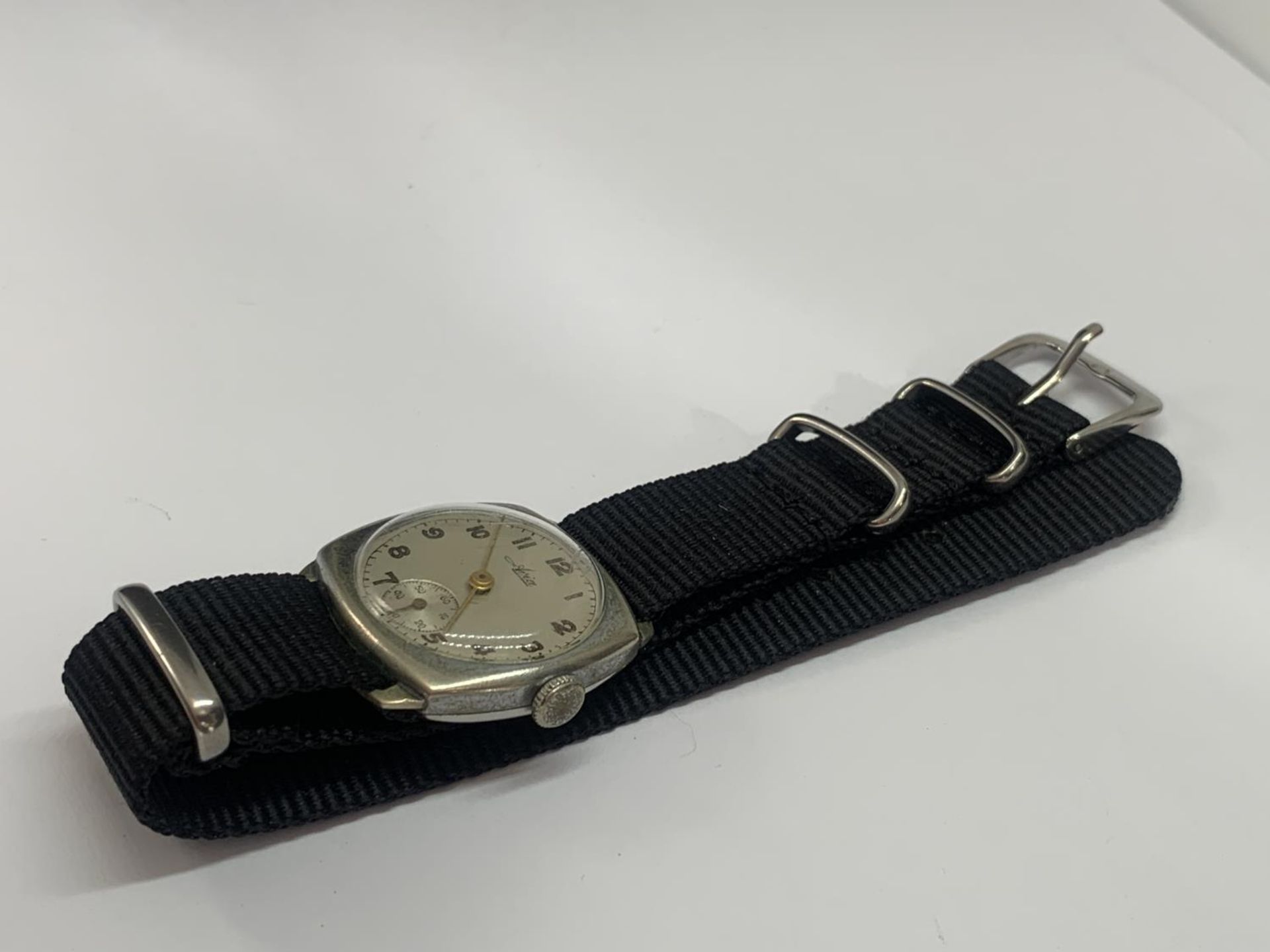 A GENTS VINTAGE WRIST WATCH, WORKING AT TIME OF LOTTING - Bild 3 aus 3