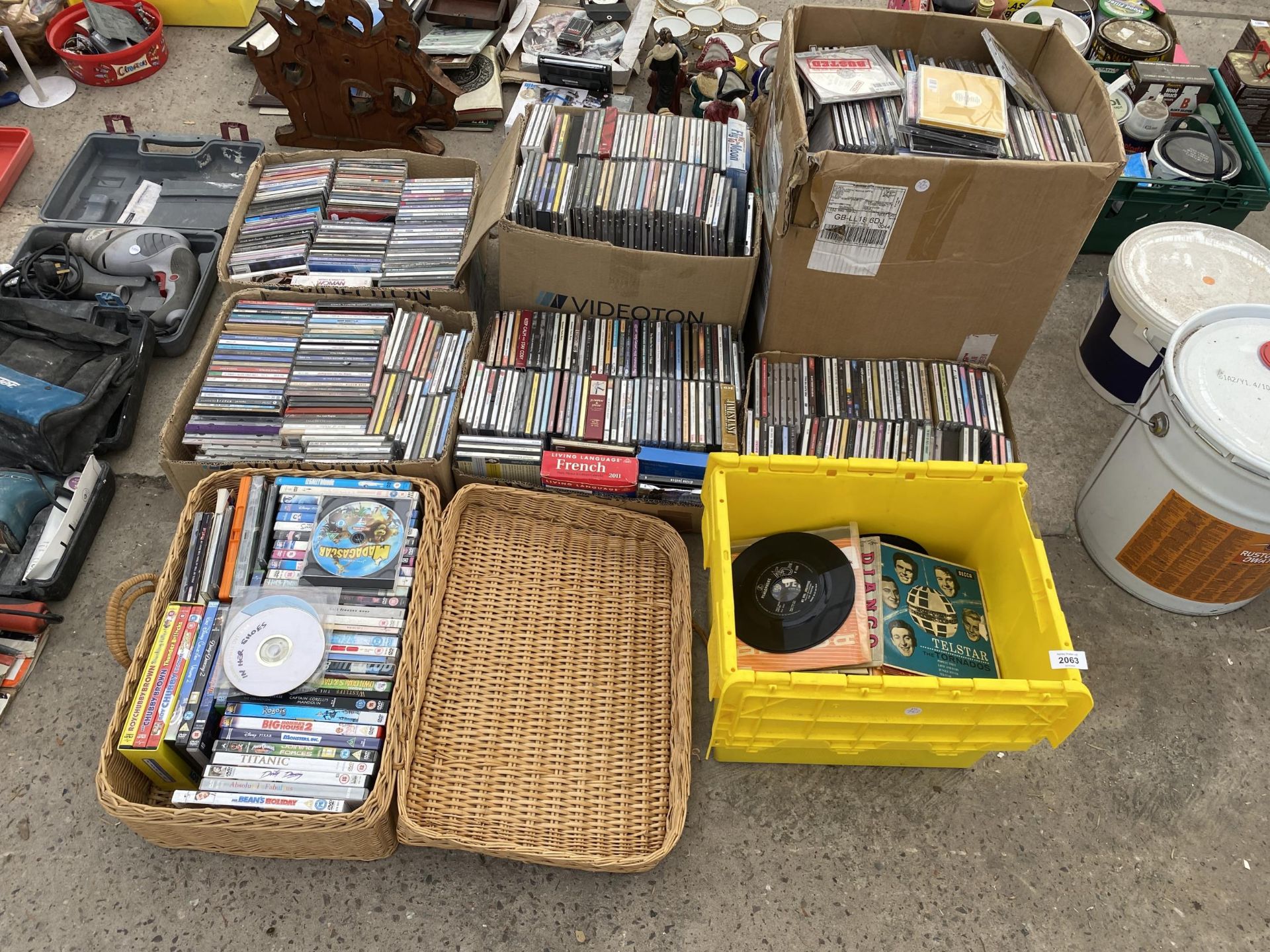 A LARGE ASSORTMENT OF CDS AND DVDS