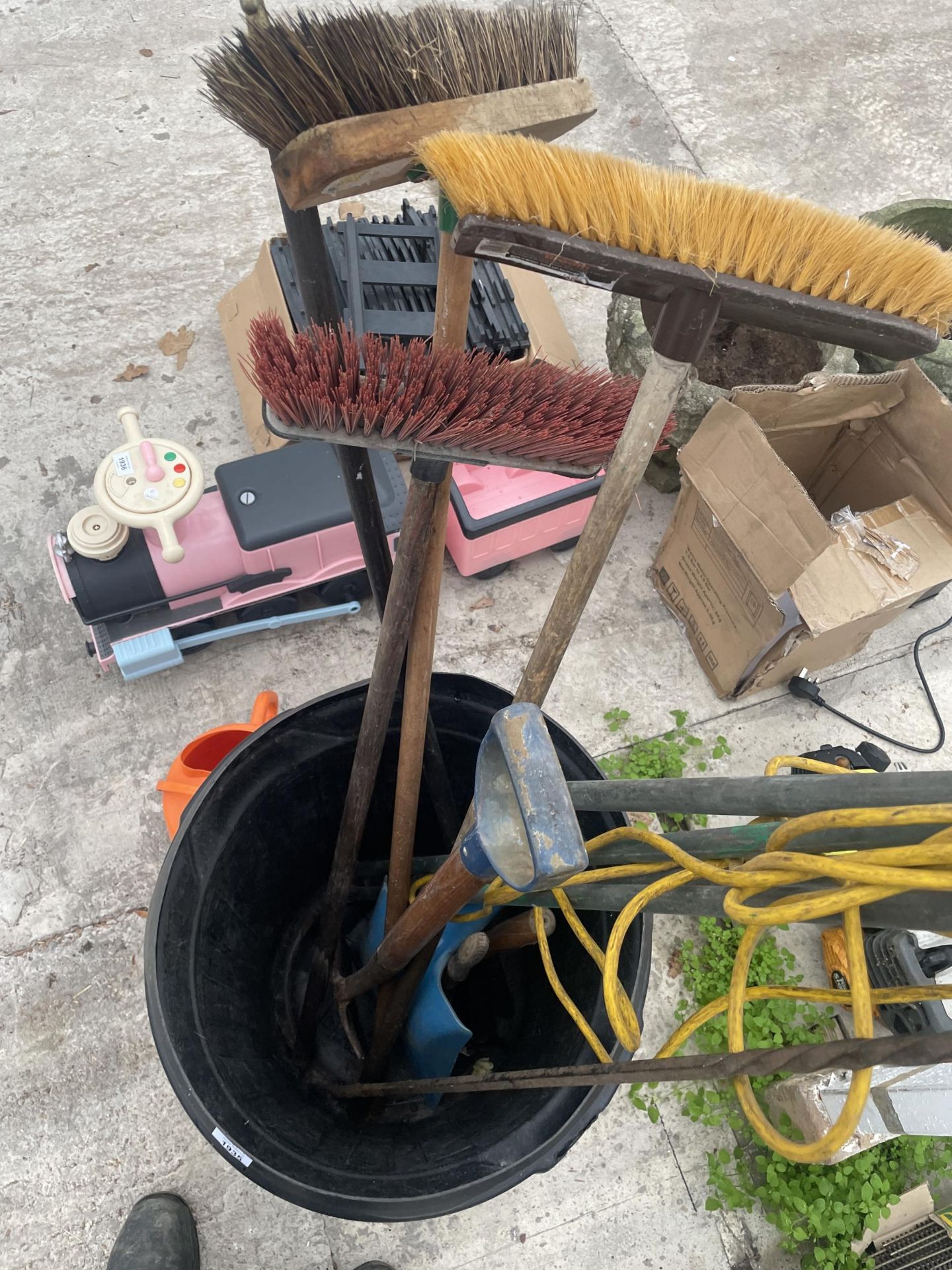 A PLASTIC DUSTBIN, A TRIPOD LIGHT AND AN ASSORTMENT OF GARDEN TOOLS - Image 2 of 3