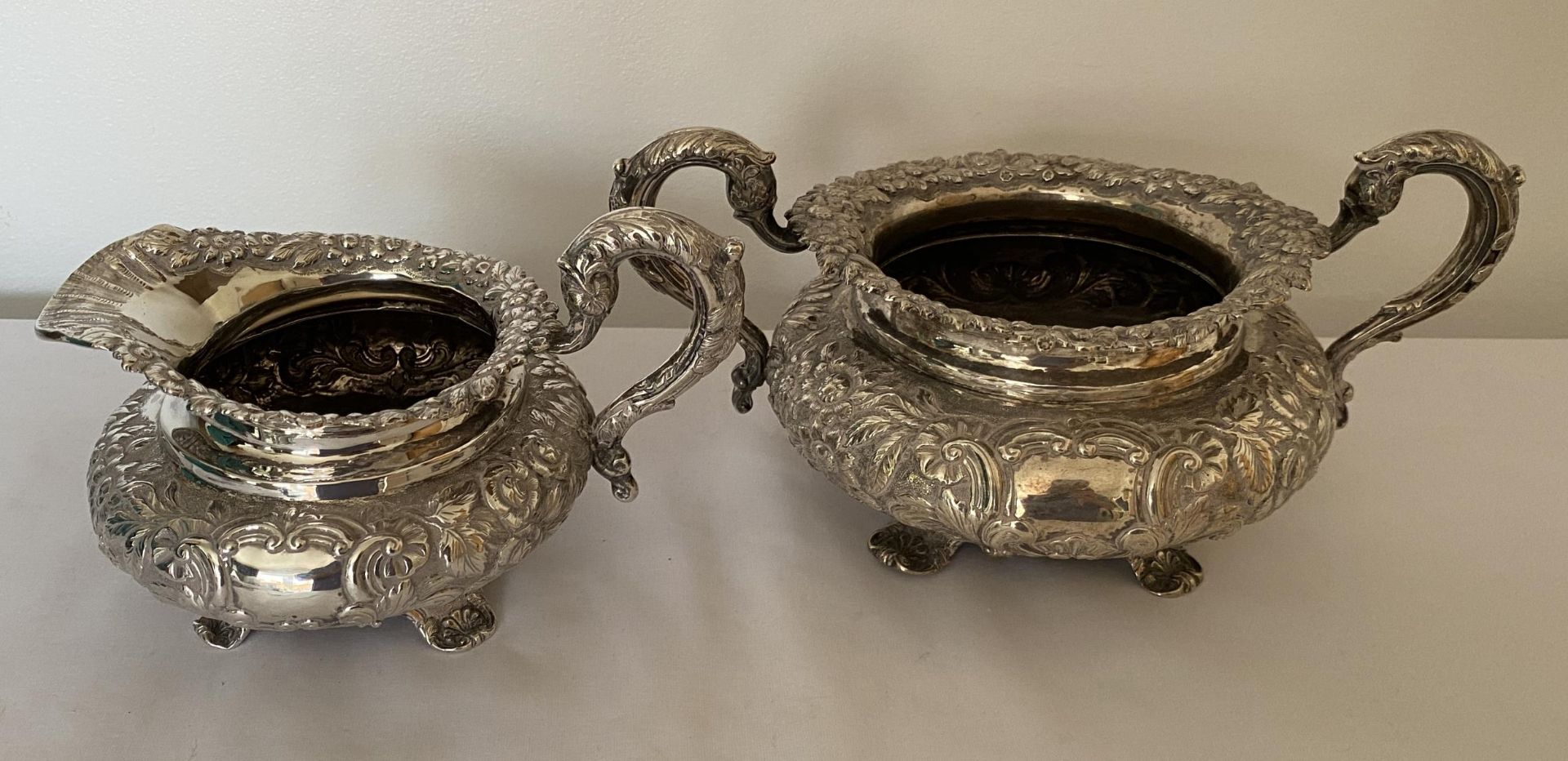 A WILLIAM IV 1833 HALLMARKED DUBLIN SILVER TWIN HANDLED SUGAR BOWL AND CREAM JUG, MAKER RICHARD - Image 2 of 36