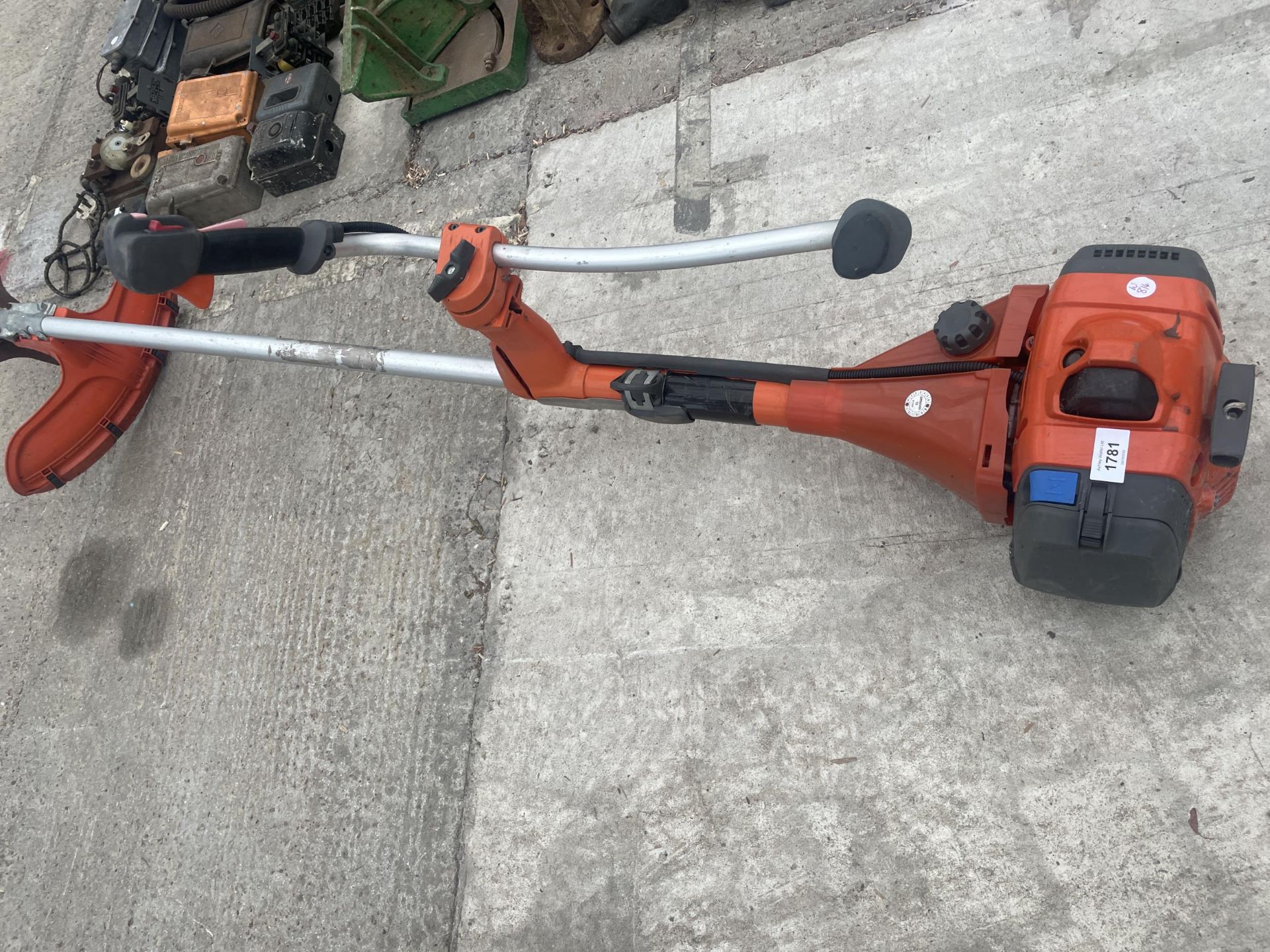 A HUSQVARNA PETROL BUSH CUTTER - Bild 2 aus 3